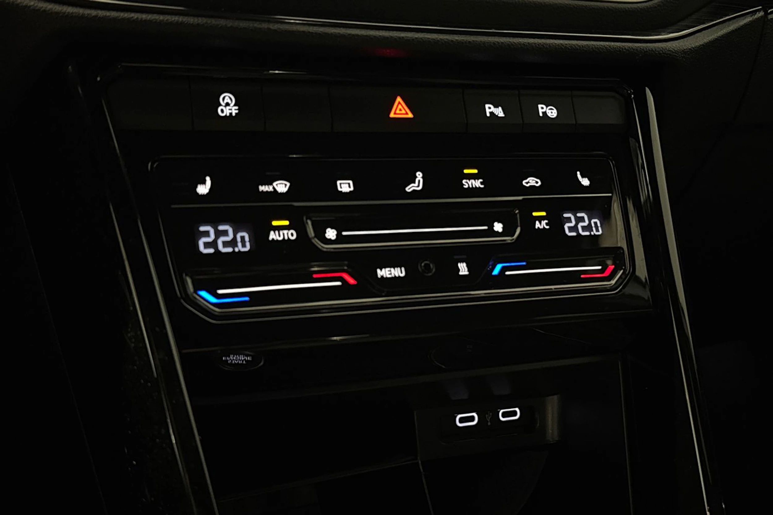 valkoinen Volkswagen T-Roc 2022 kuva 27.