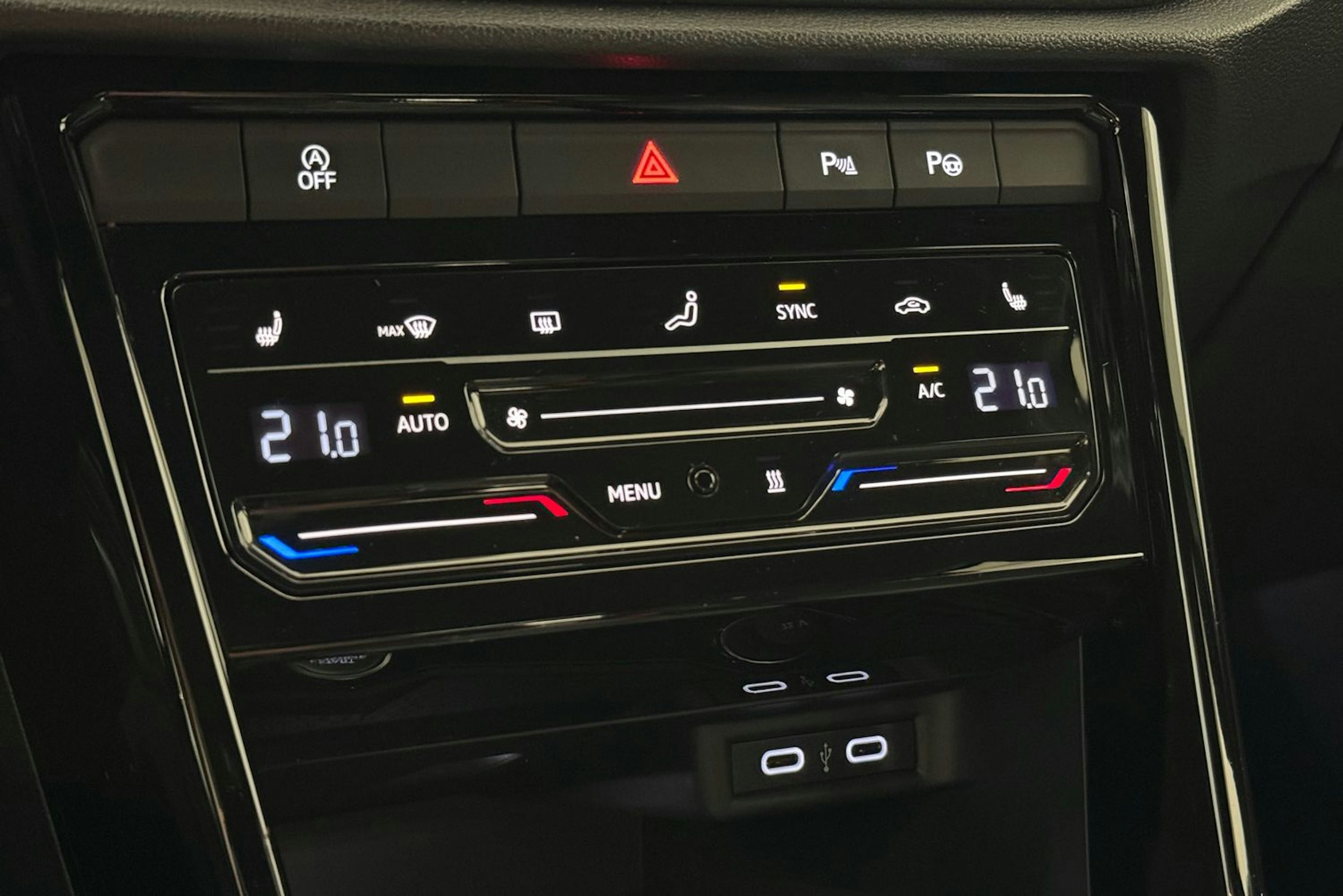 sininen Volkswagen T-Roc 2022 kuva 24.