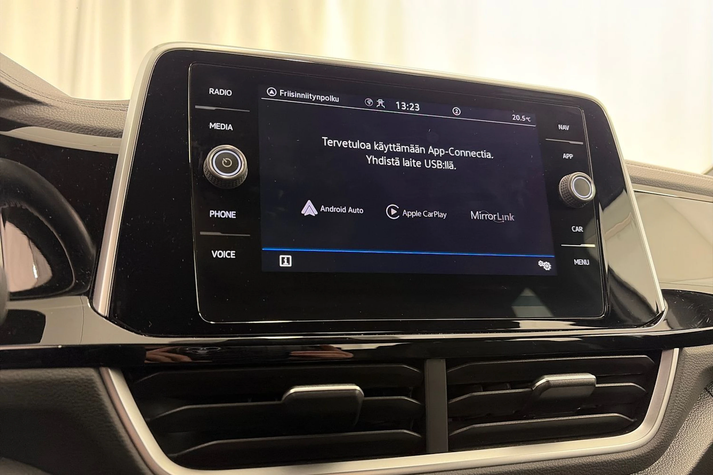 valkoinen Volkswagen T-Roc 2022 kuva 20.
