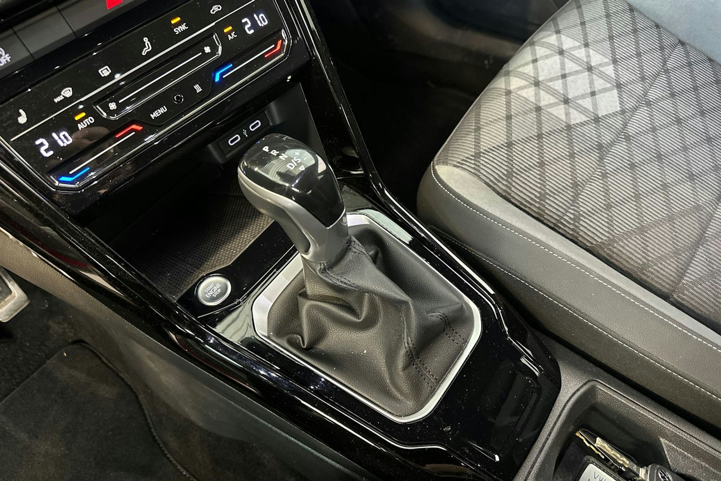 punainen Volkswagen T-Roc 2022 kuva 18.