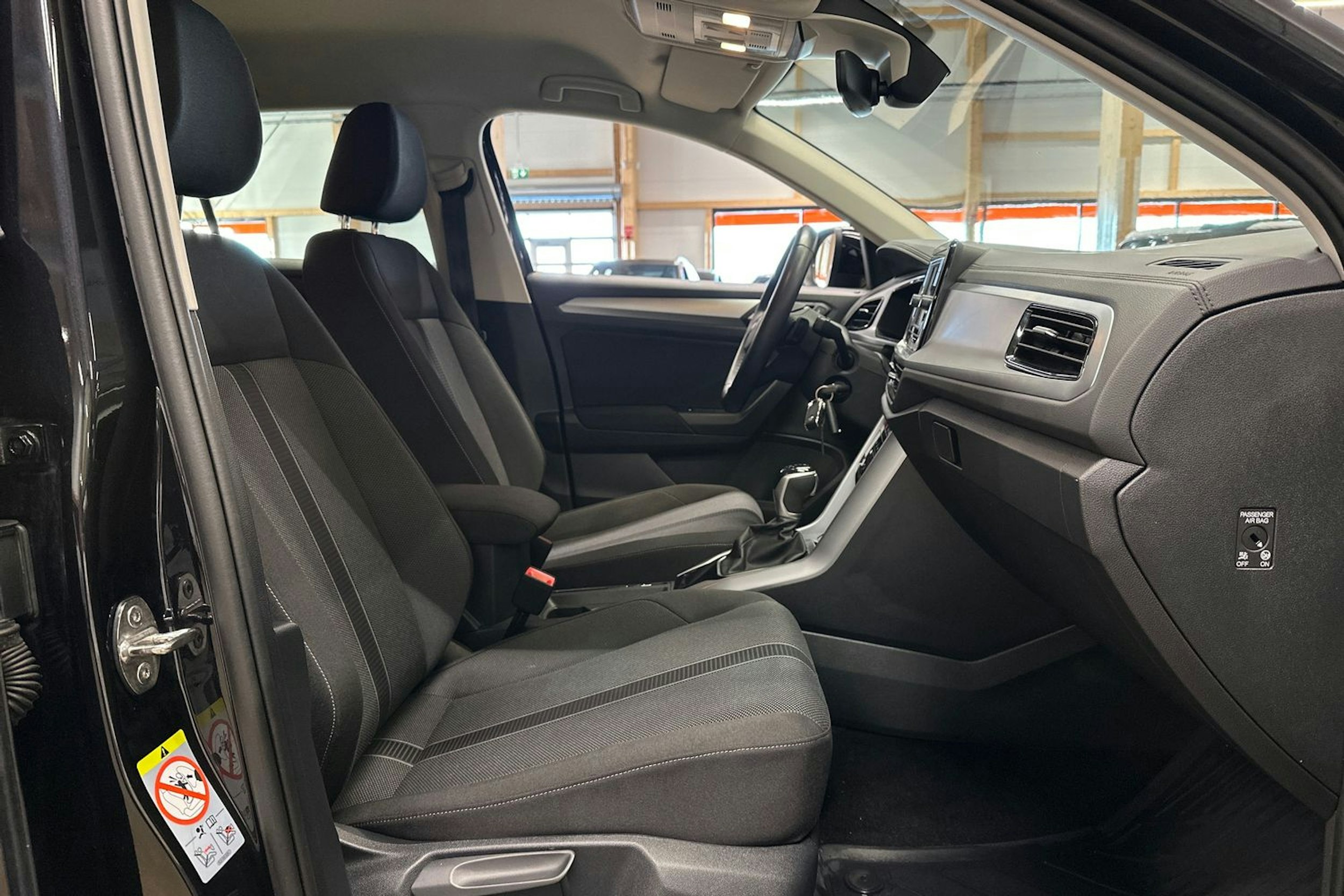 musta Volkswagen T-Roc 2022 kuva 14.