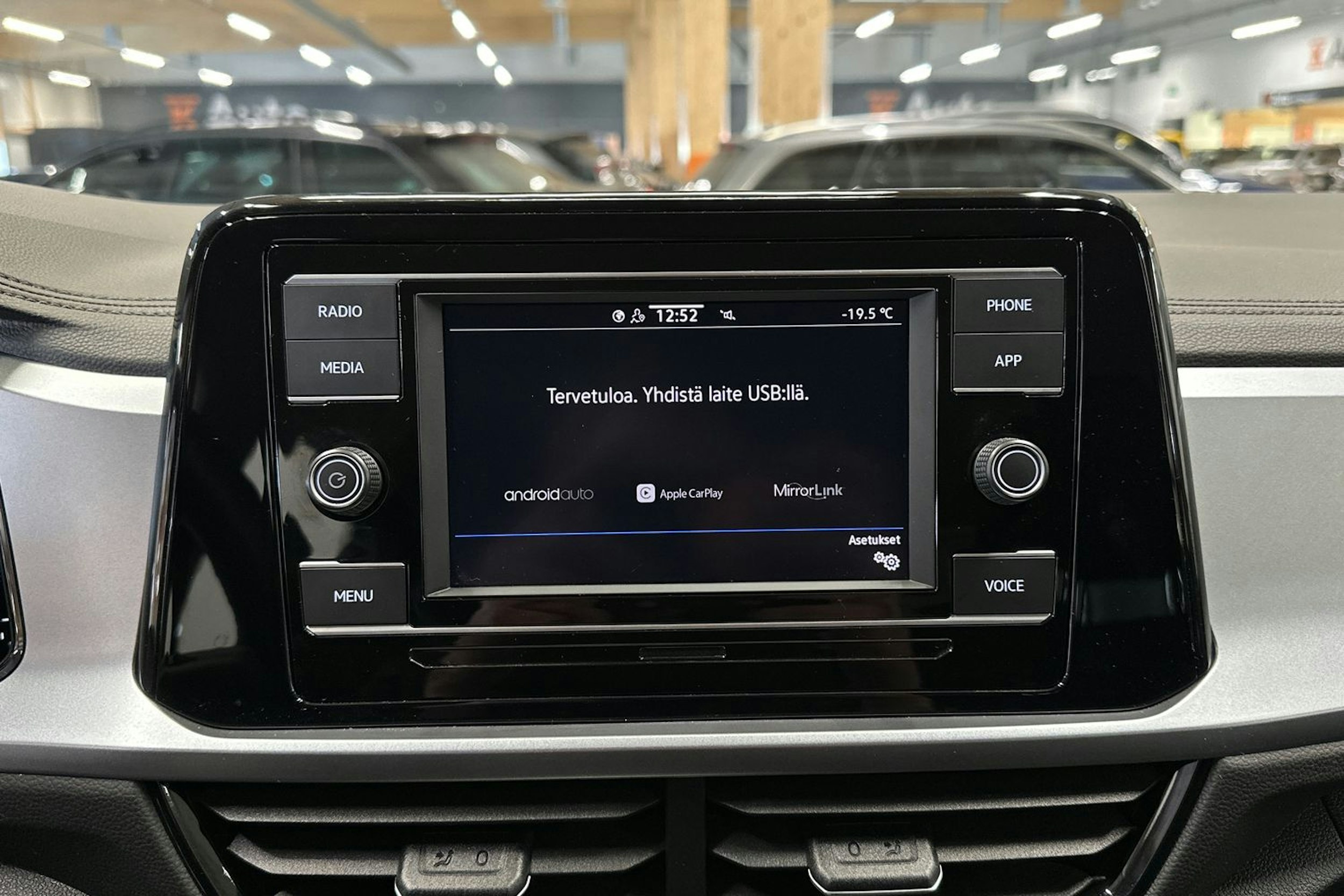 musta Volkswagen T-Roc 2022 kuva 16.