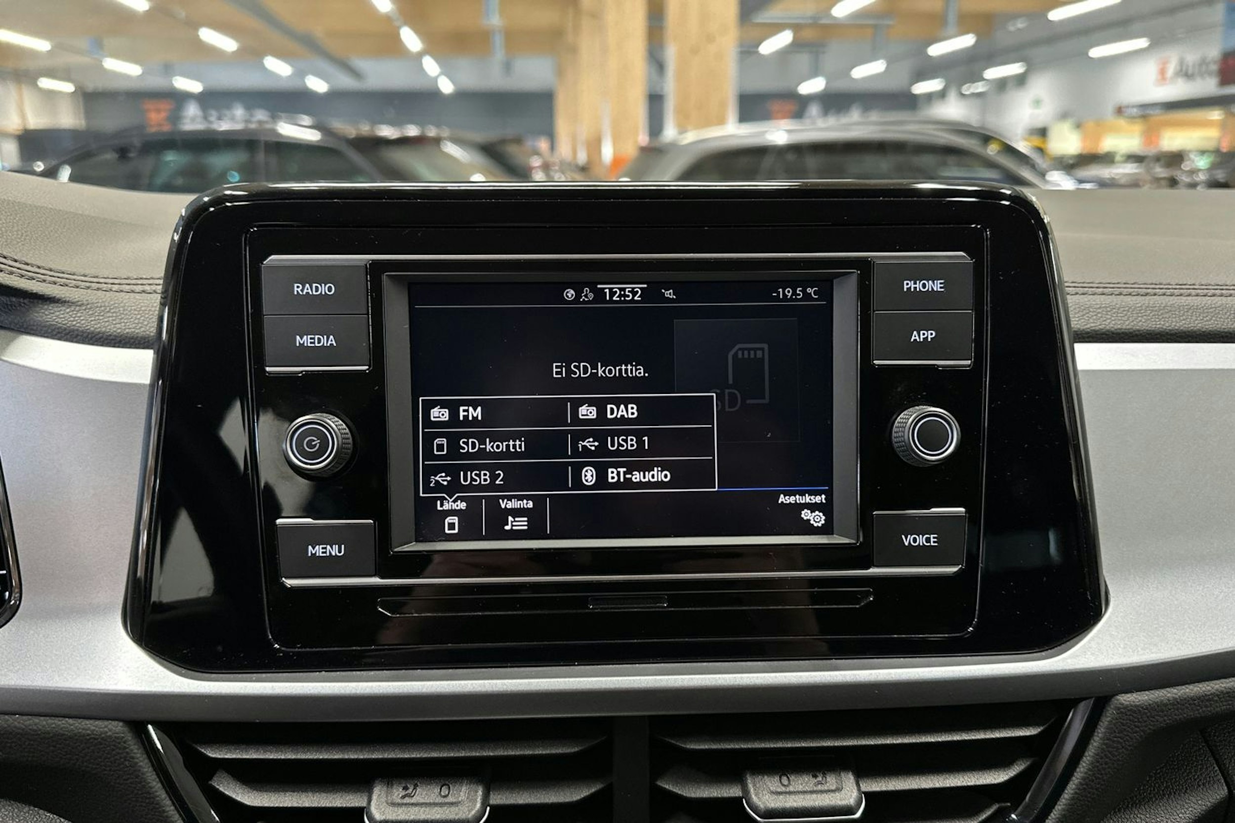 musta Volkswagen T-Roc 2022 kuva 17.