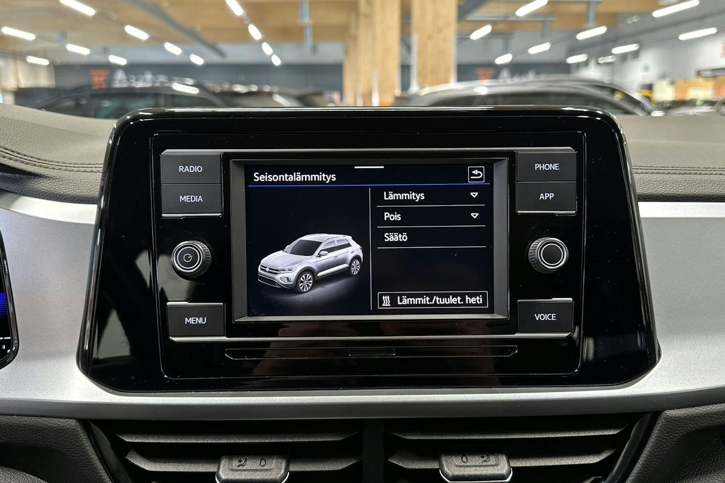 musta Volkswagen T-Roc 2022 kuva 18.