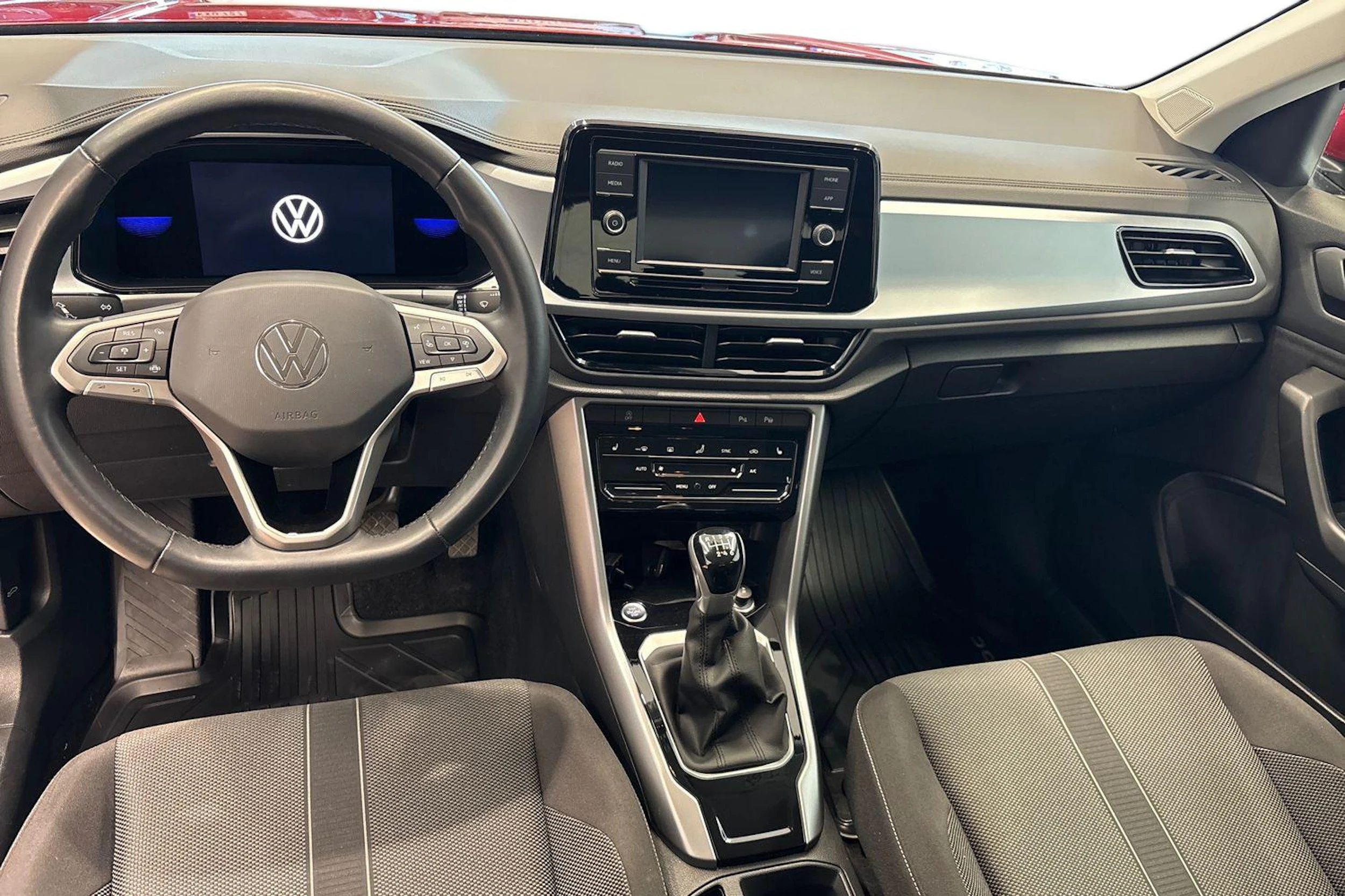 Punainen Volkswagen T-Roc 2022 kuva 9.