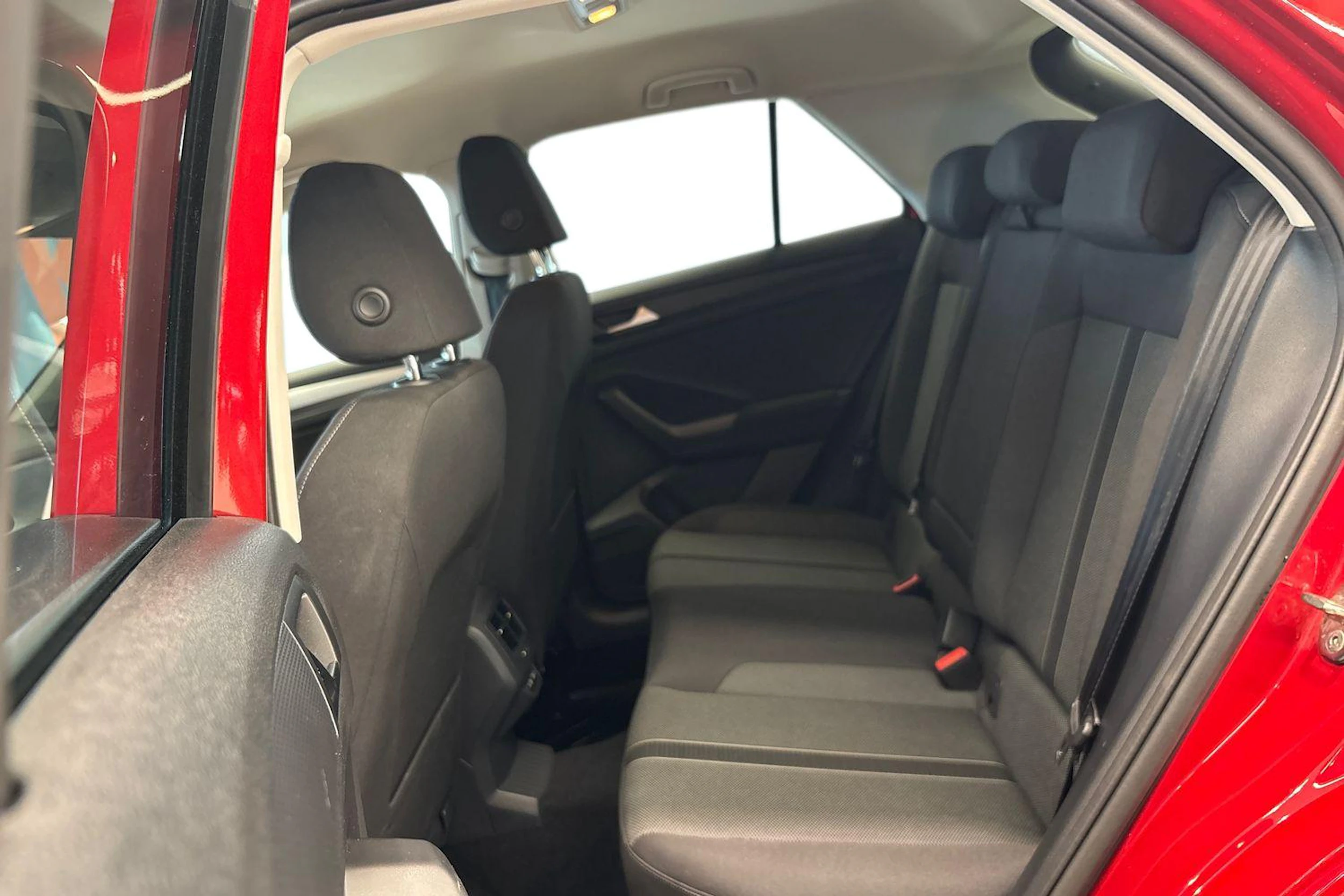 Punainen Volkswagen T-Roc 2022 kuva 12.