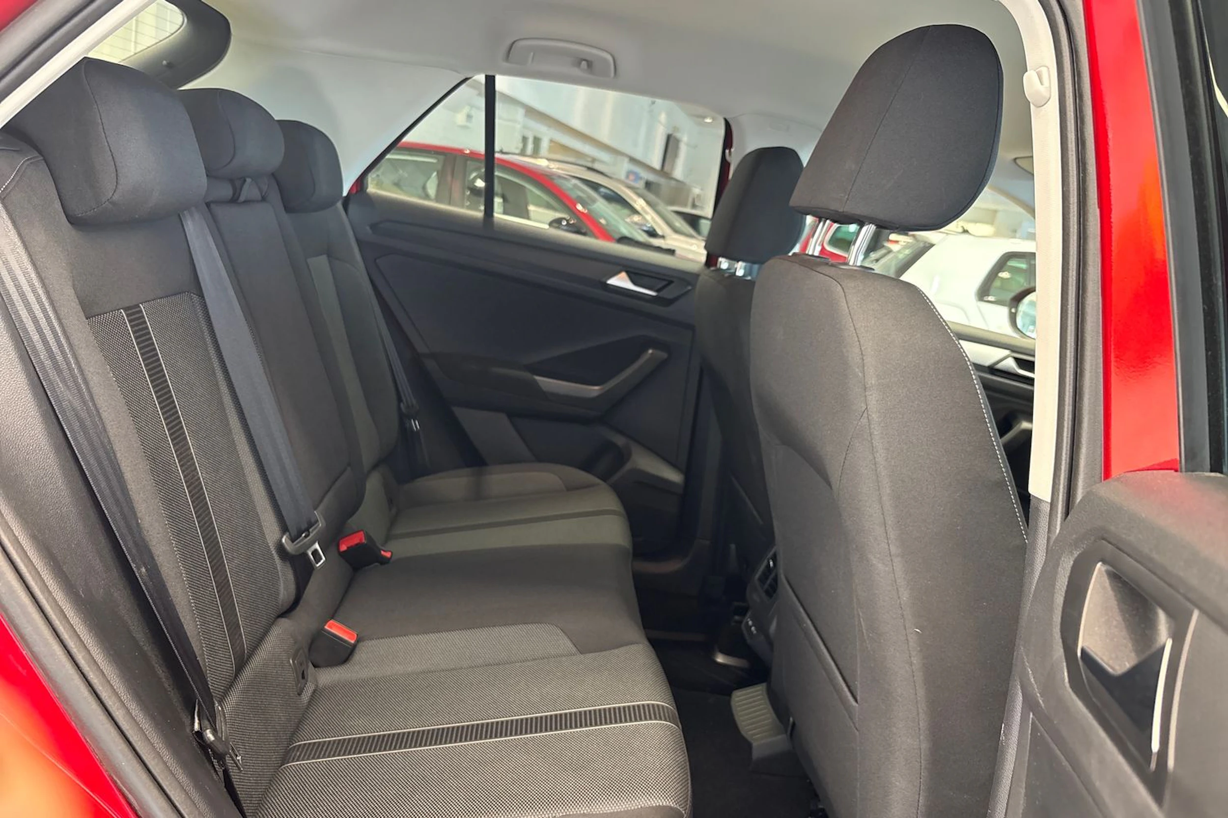 Punainen Volkswagen T-Roc 2022 kuva 13.