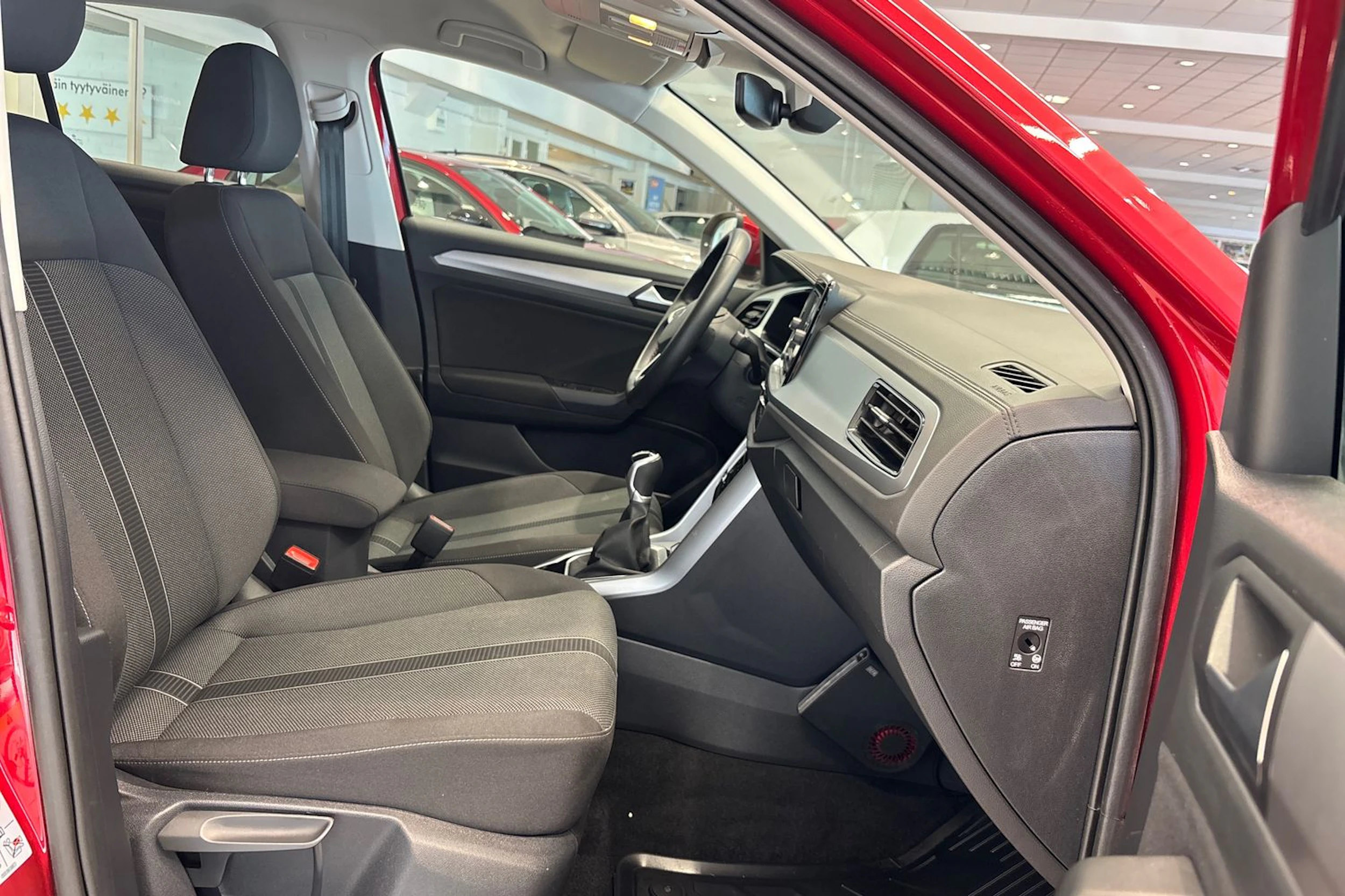 Punainen Volkswagen T-Roc 2022 kuva 15.
