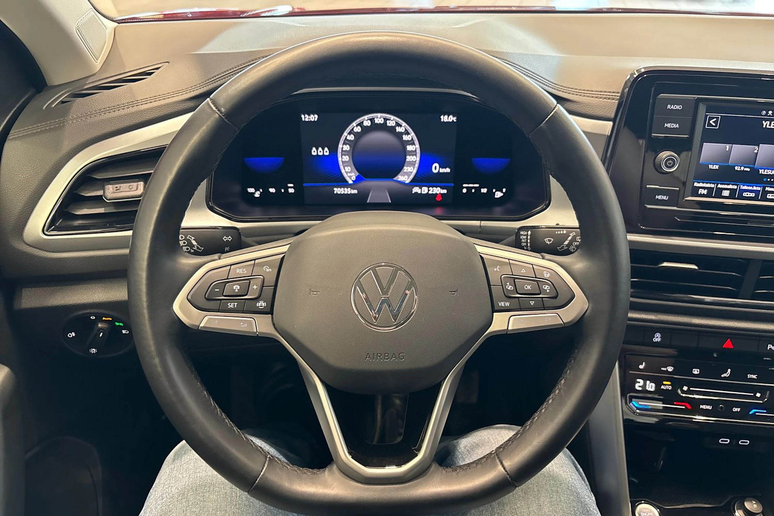 Punainen Volkswagen T-Roc 2022 kuva 16.