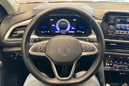 Punainen Volkswagen T-Roc 2022 kuva 16.