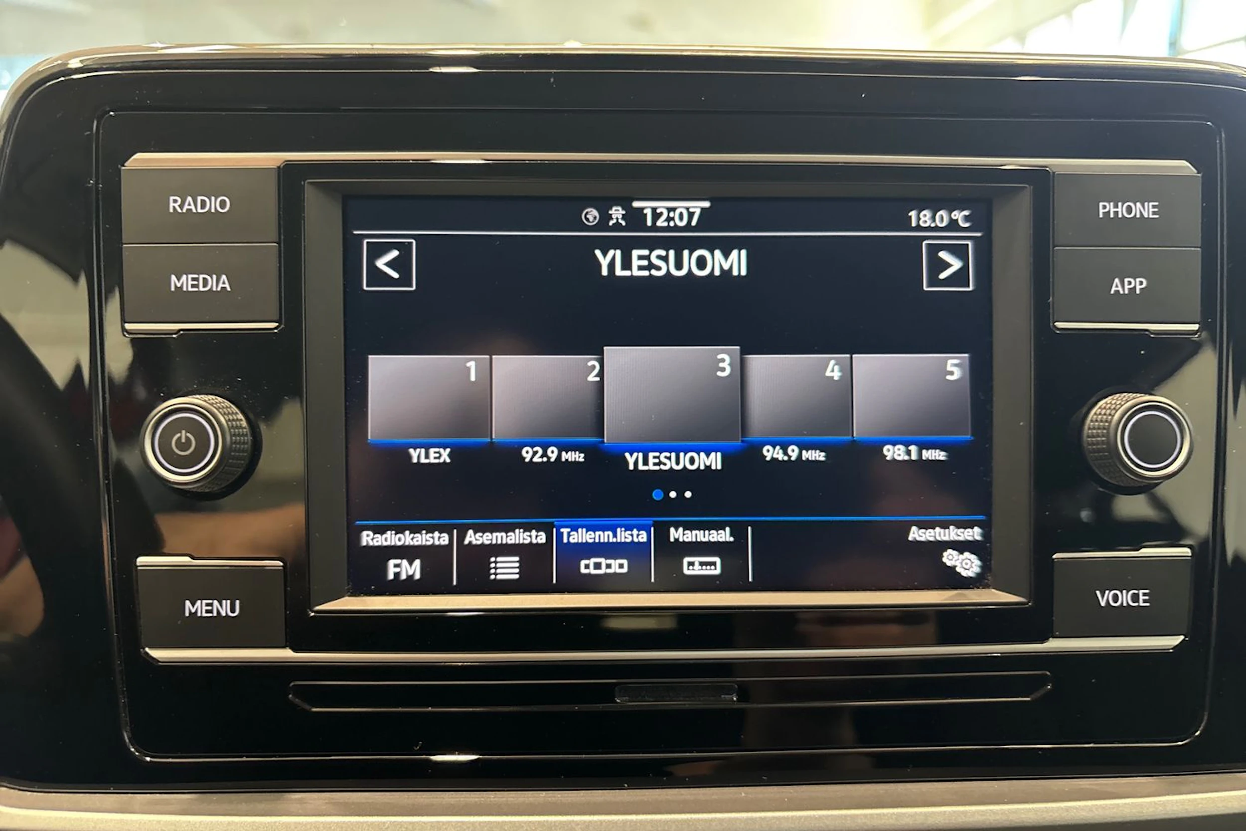 Punainen Volkswagen T-Roc 2022 kuva 21.