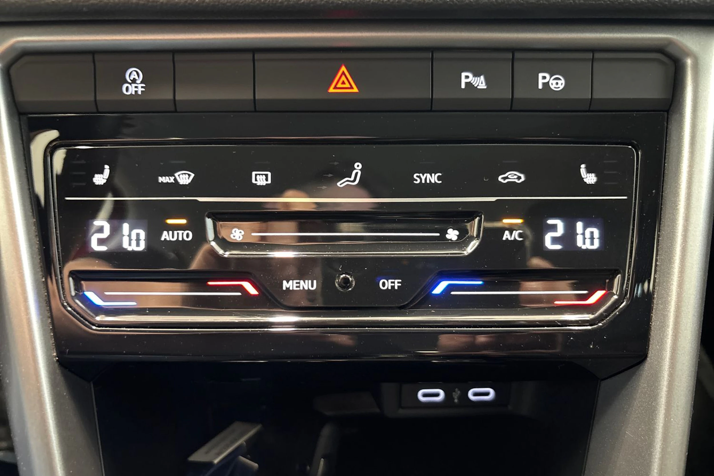 Punainen Volkswagen T-Roc 2022 kuva 25.
