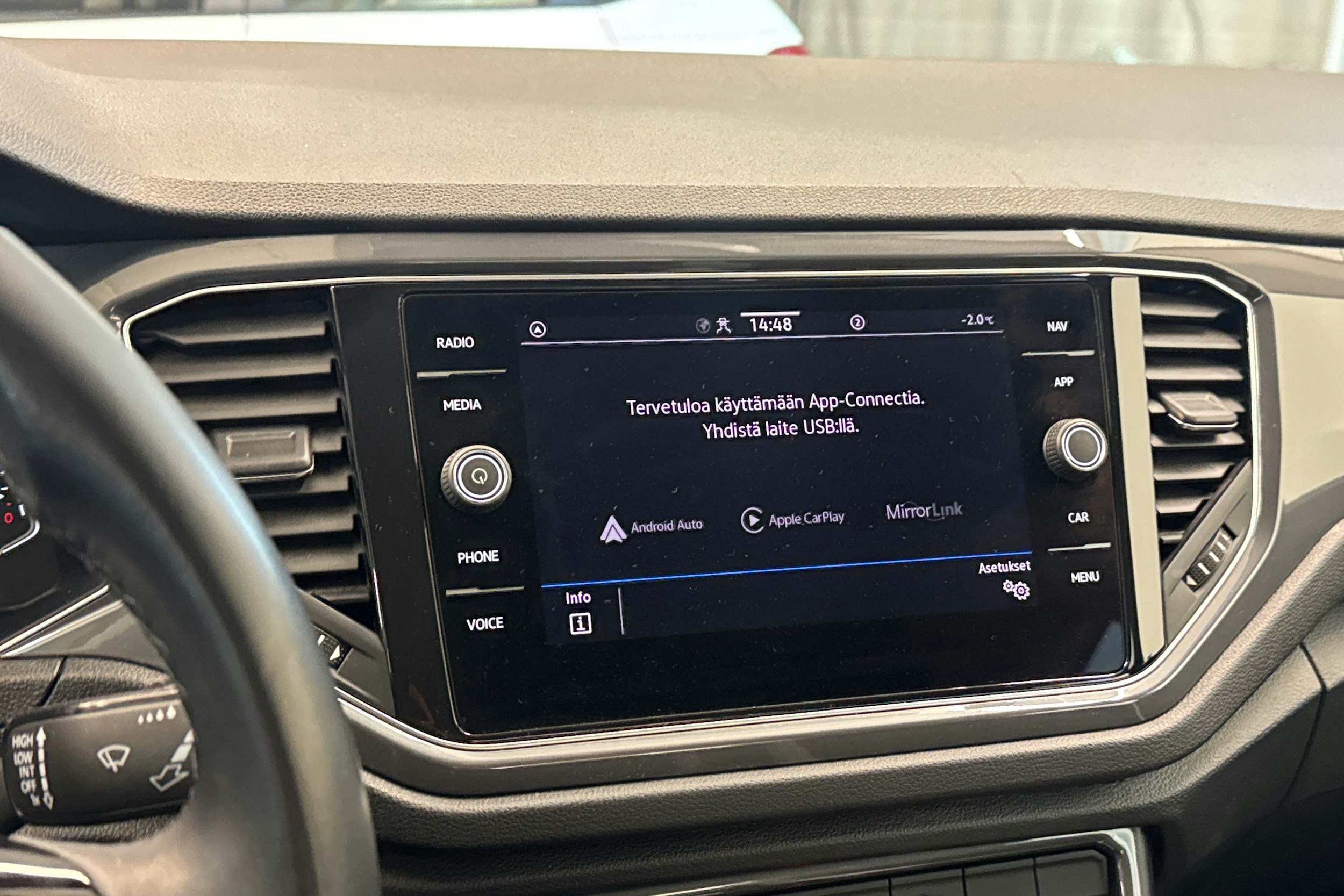 valkoinen Volkswagen T-Roc 2022 kuva 16.