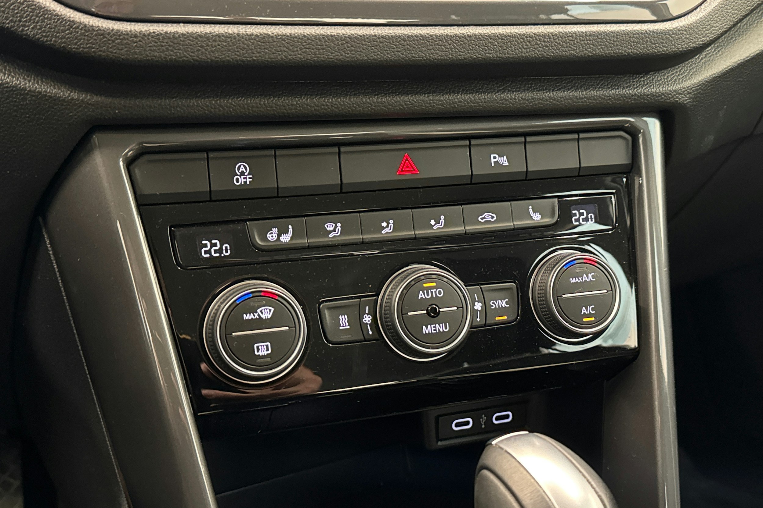 valkoinen Volkswagen T-Roc 2022 kuva 18.