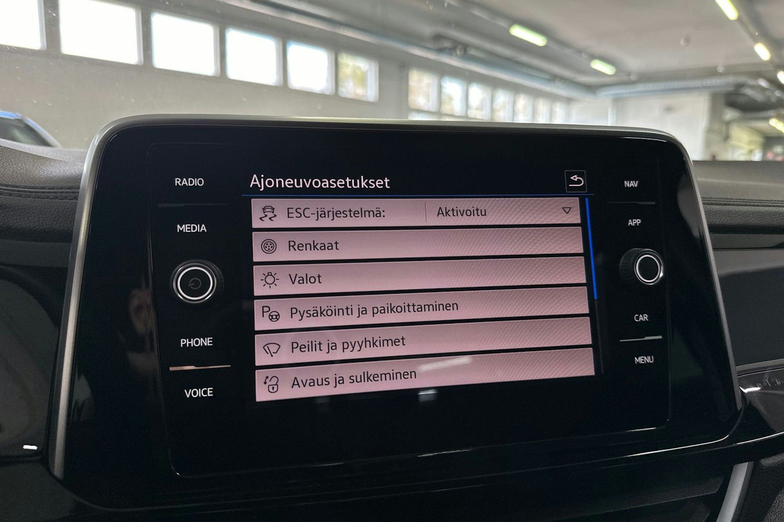 Musta Volkswagen T-Roc 2022 kuva 17.