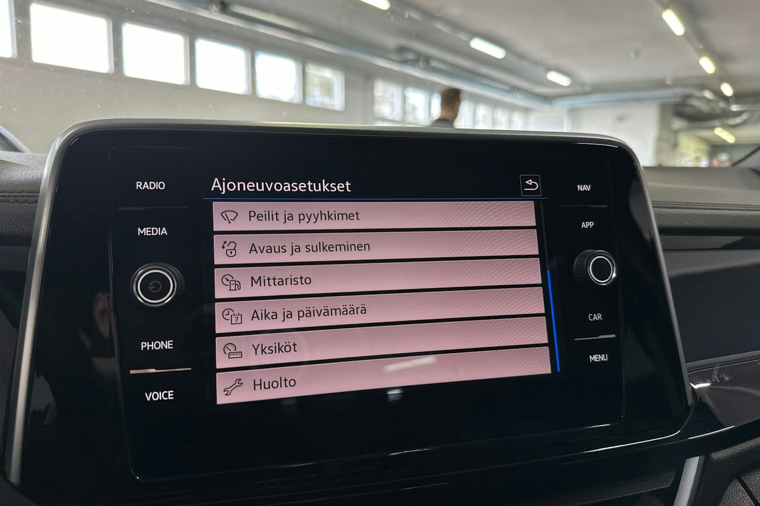 Musta Volkswagen T-Roc 2022 kuva 18.