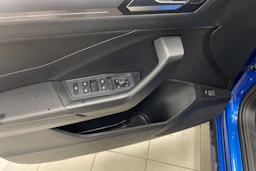 Sininen Volkswagen T-Roc 2022 kuva 17.