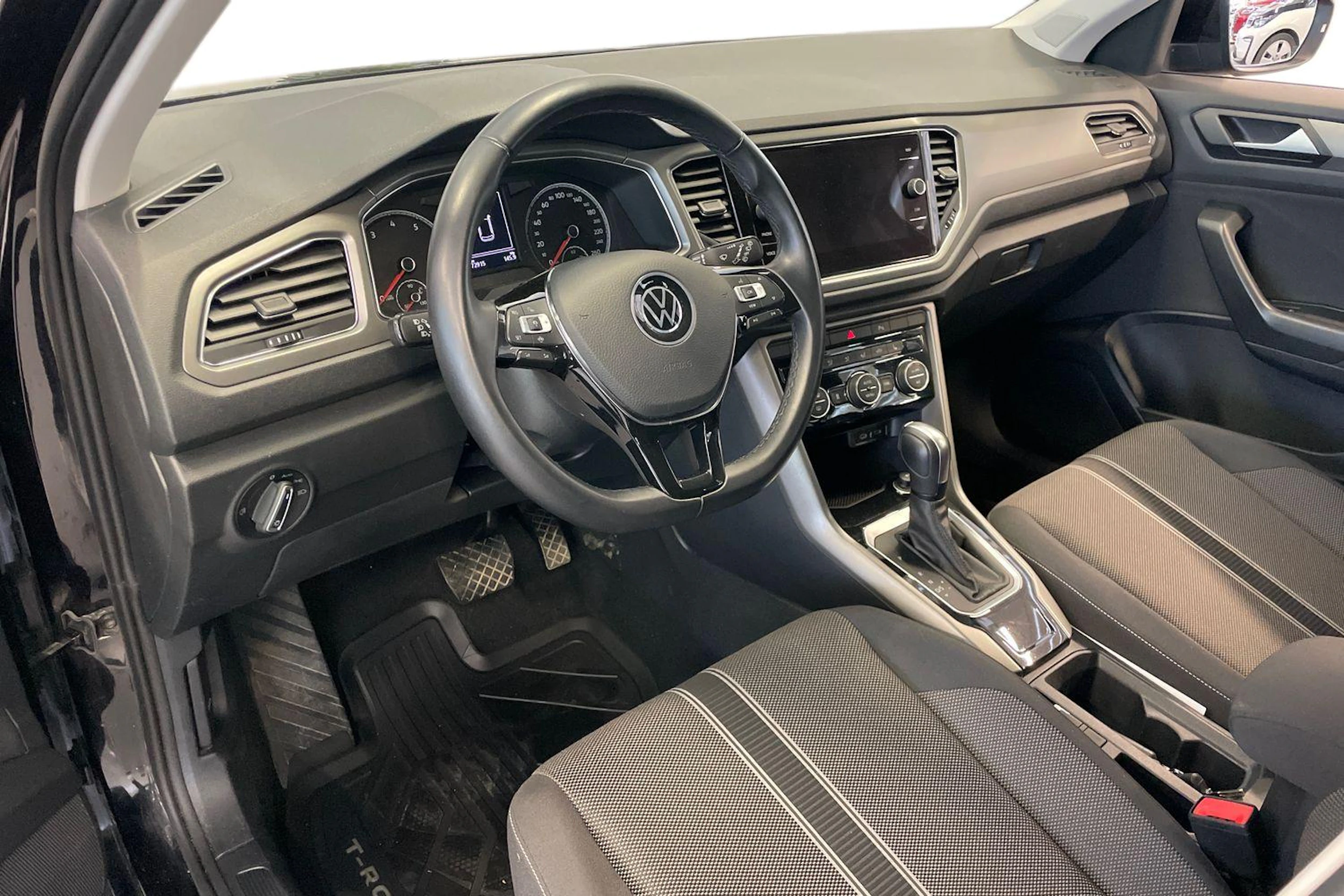 musta Volkswagen T-Roc 2022 kuva 8.