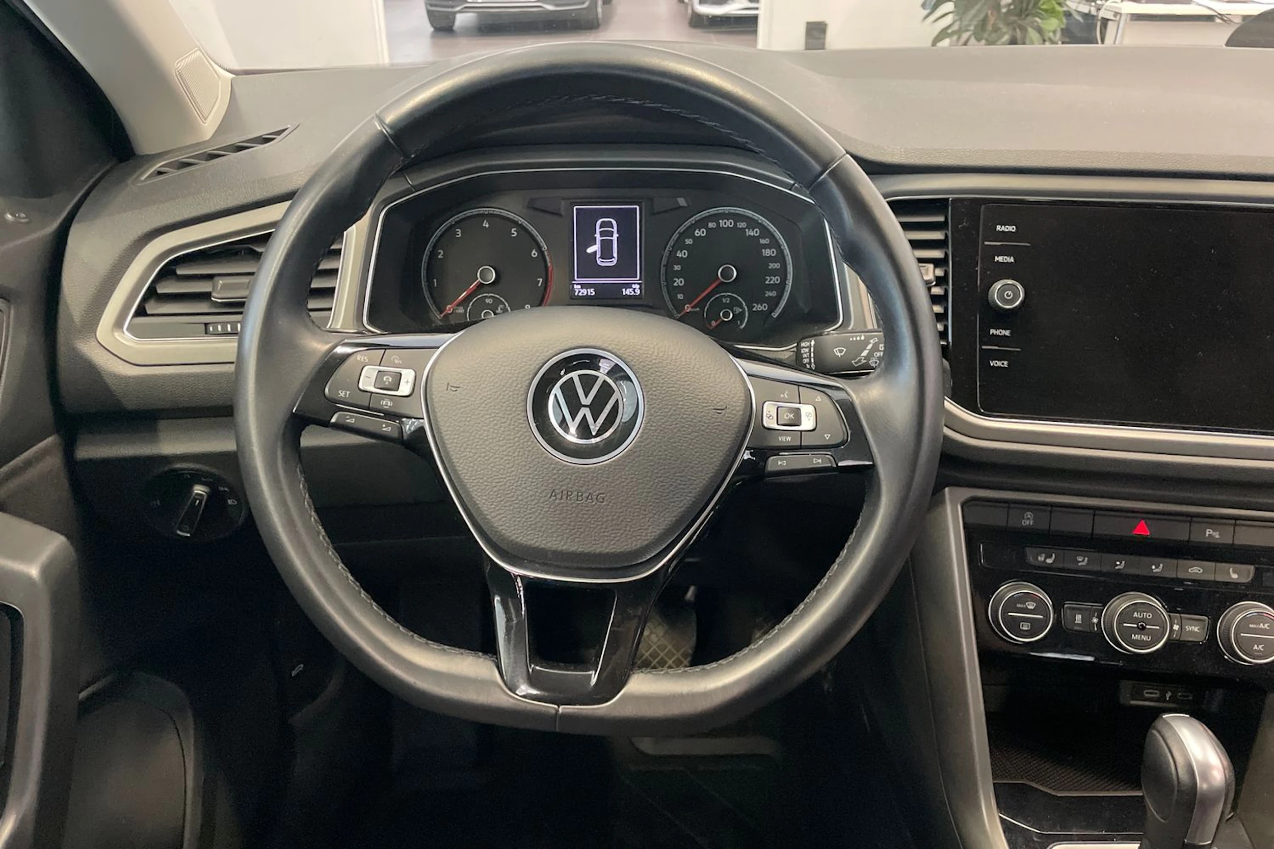 musta Volkswagen T-Roc 2022 kuva 15.