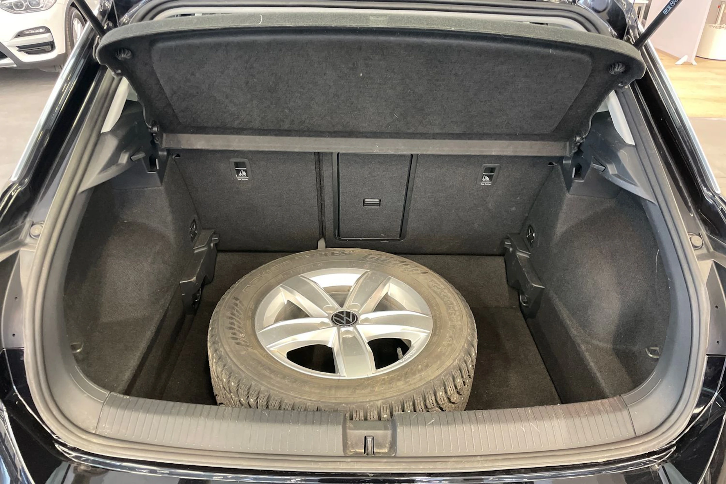 musta Volkswagen T-Roc 2022 kuva 16.