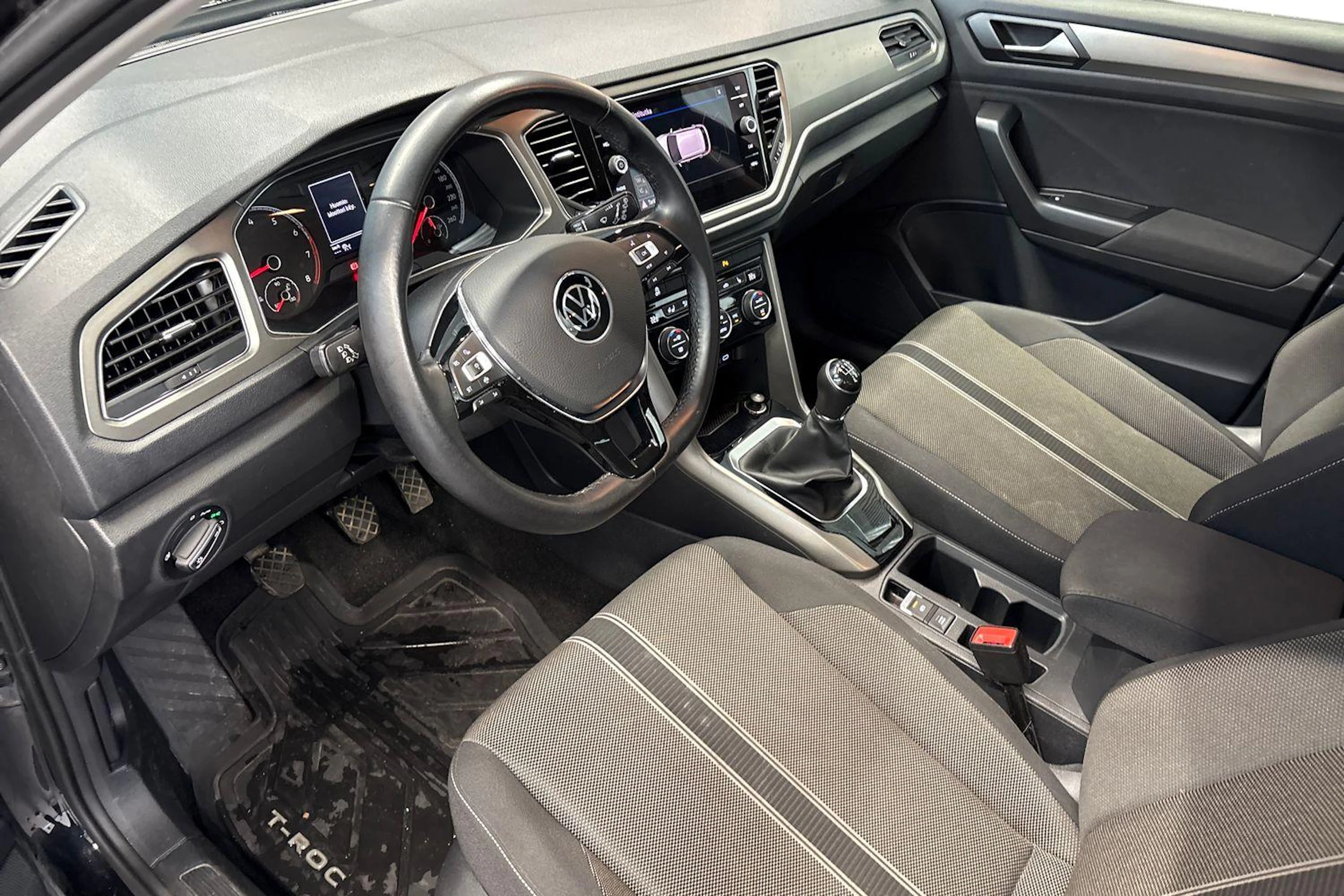 musta Volkswagen T-Roc 2022 kuva 3.