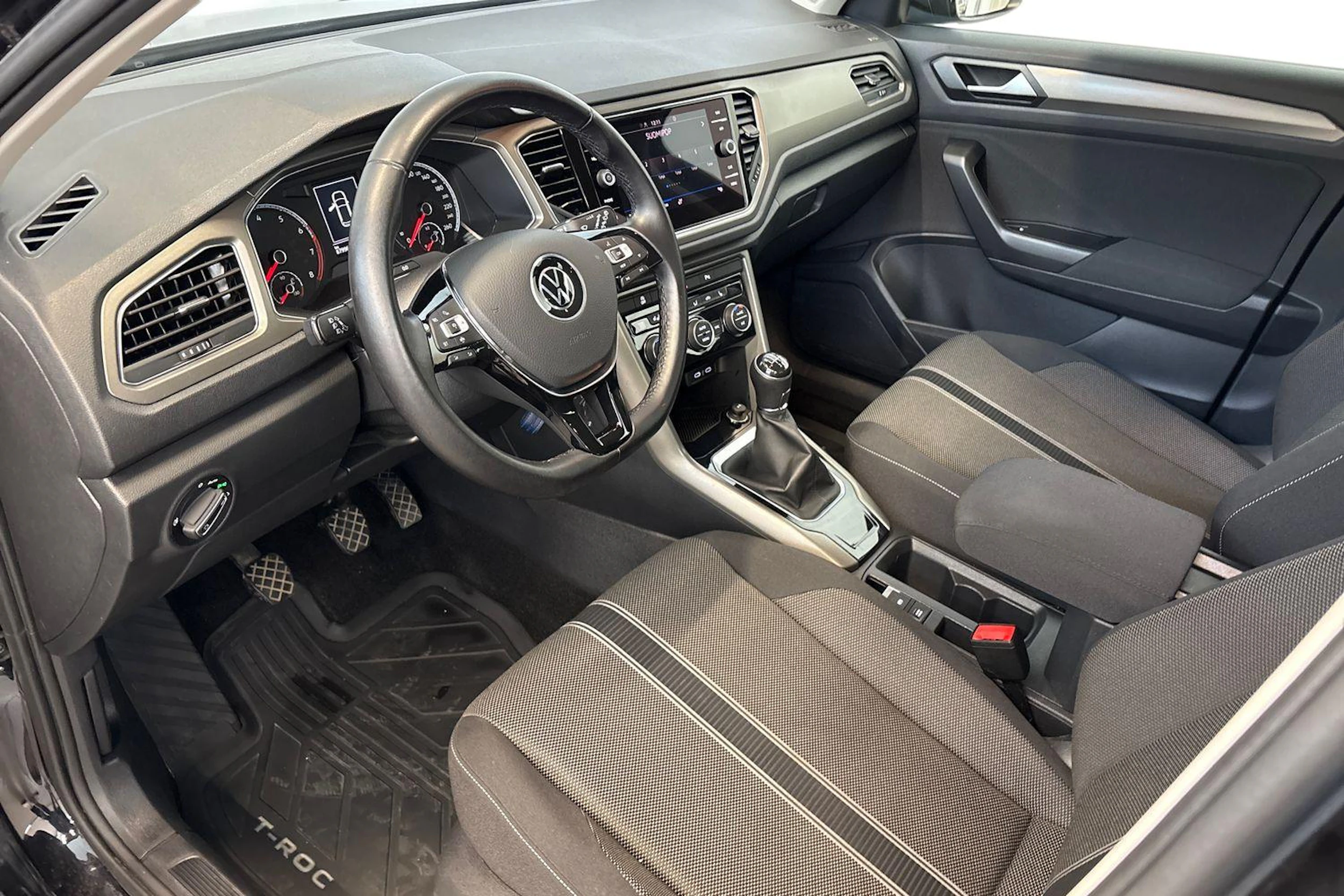 musta Volkswagen T-Roc 2022 kuva 6.