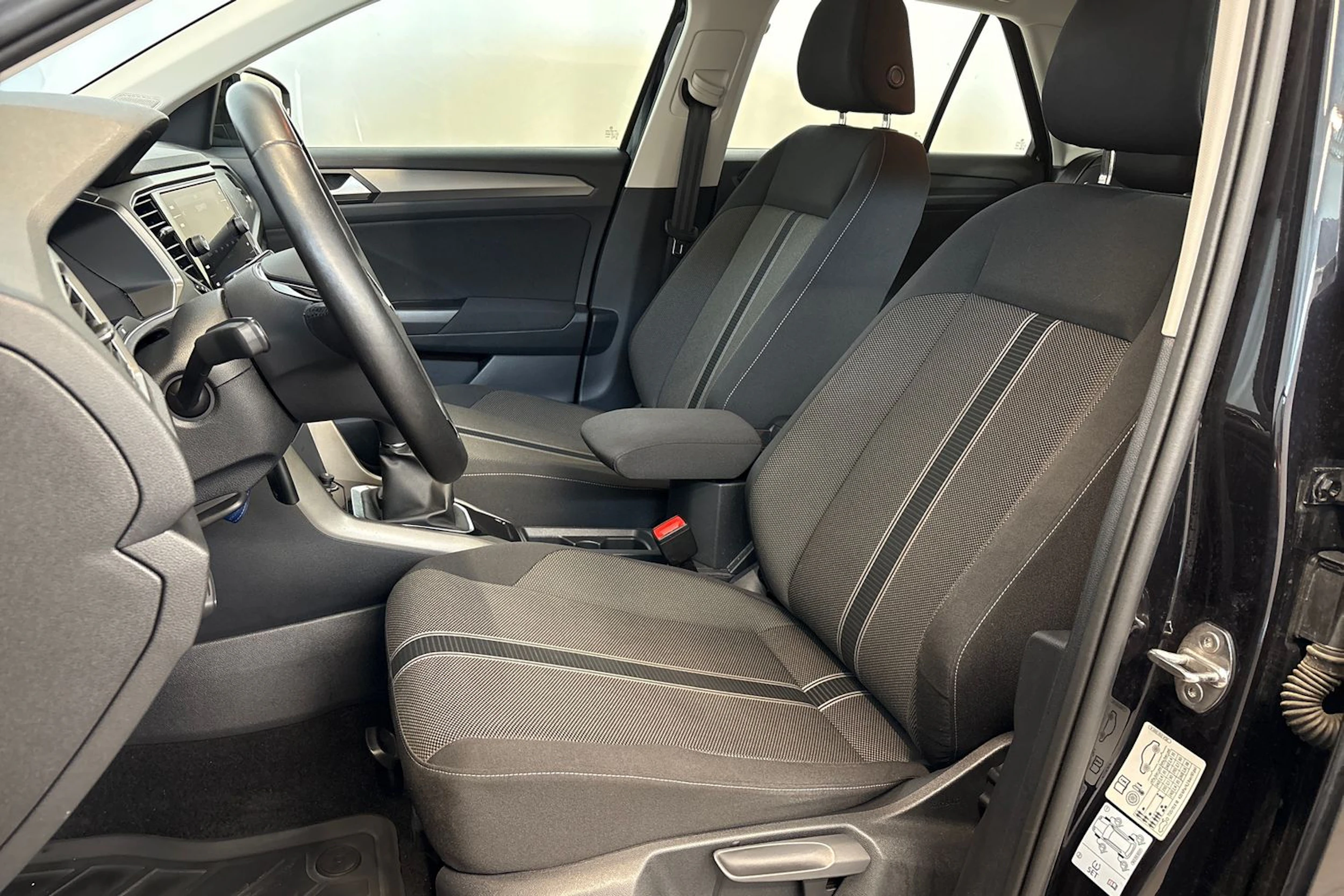 musta Volkswagen T-Roc 2022 kuva 11.