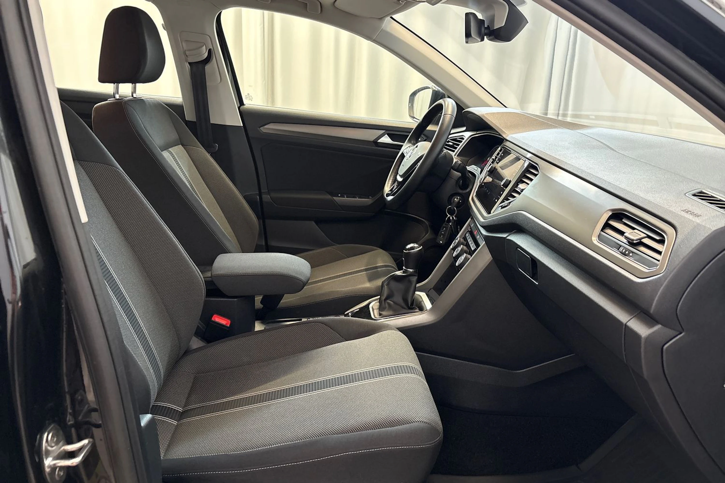 musta Volkswagen T-Roc 2022 kuva 12.