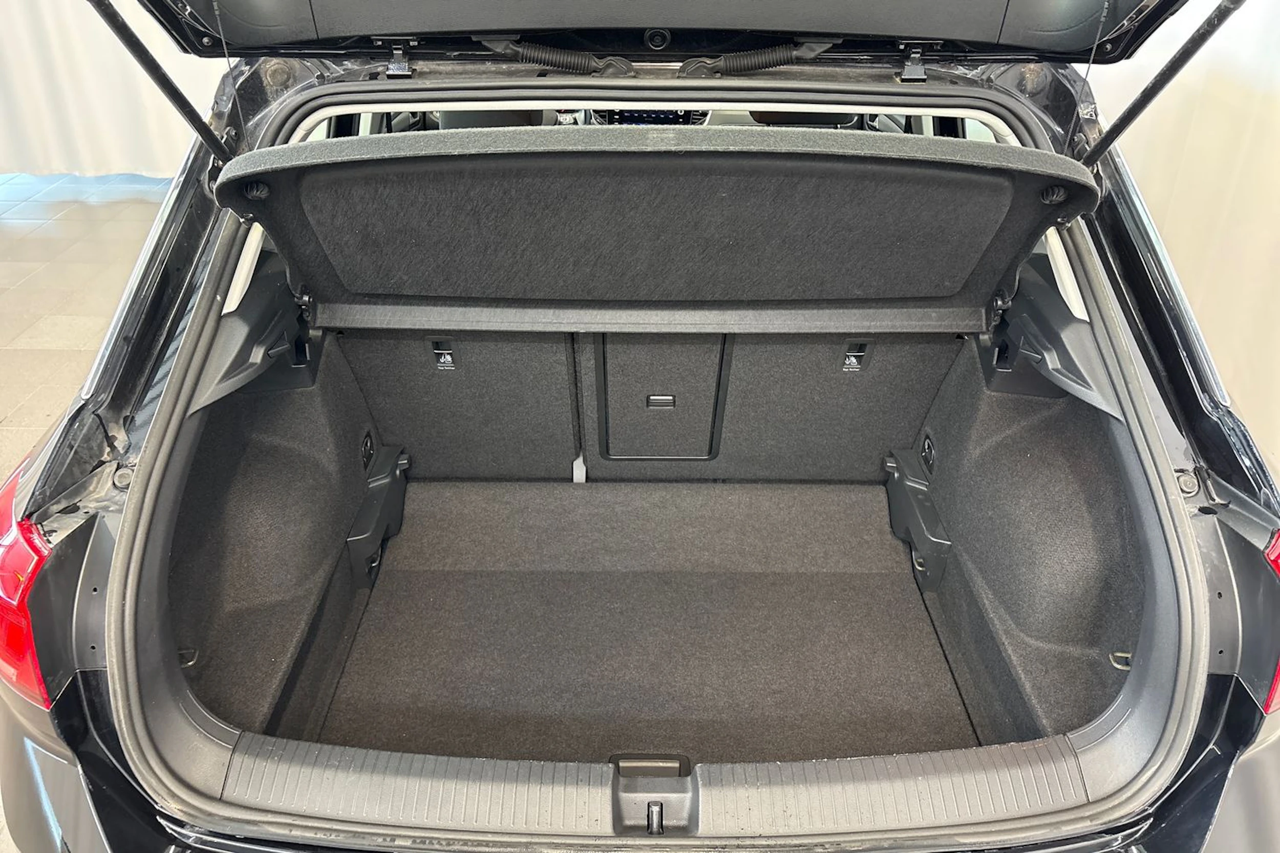 musta Volkswagen T-Roc 2022 kuva 13.