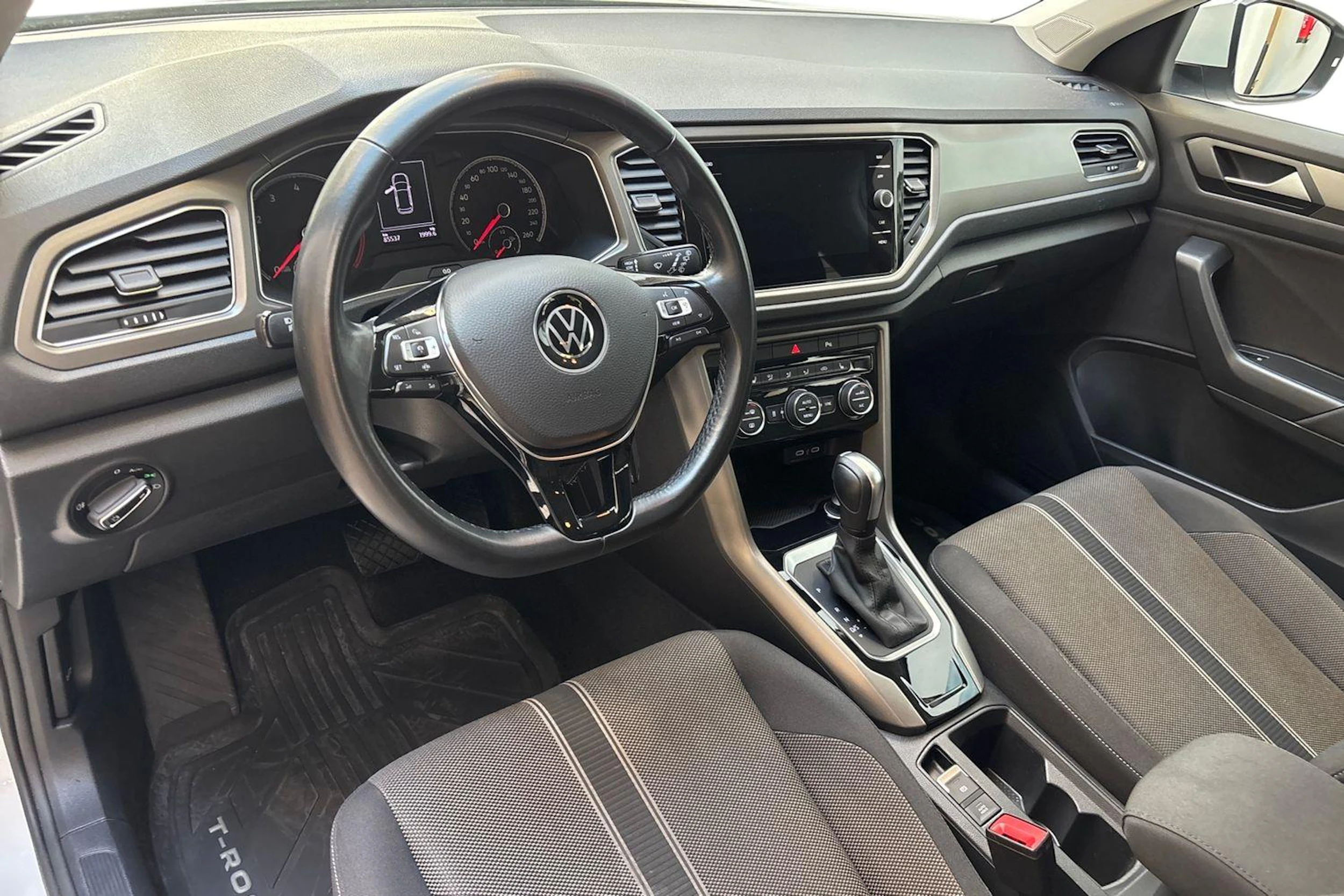 Valkoinen Volkswagen T-Roc 2022 kuva 6.