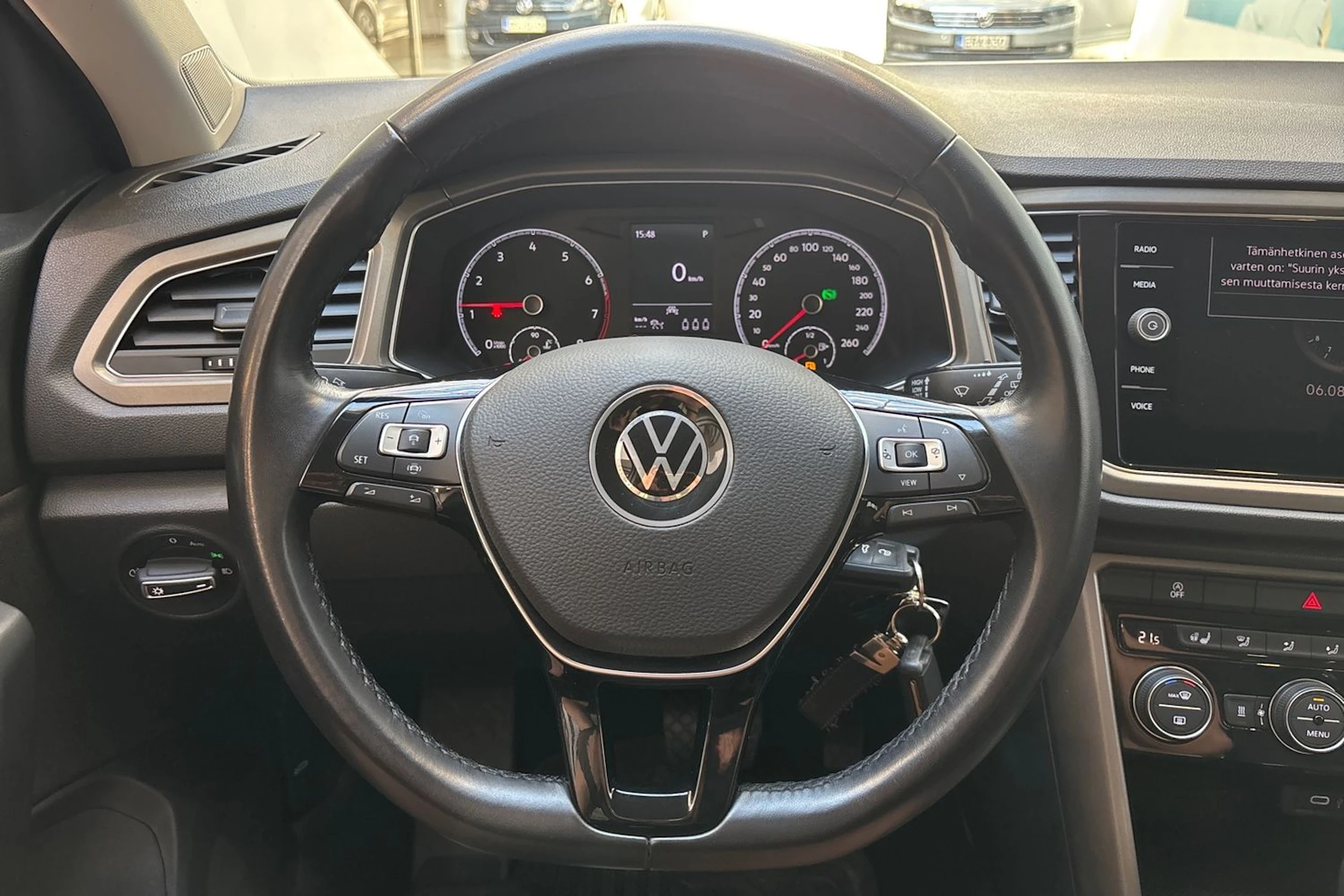 Valkoinen Volkswagen T-Roc 2022 kuva 16.