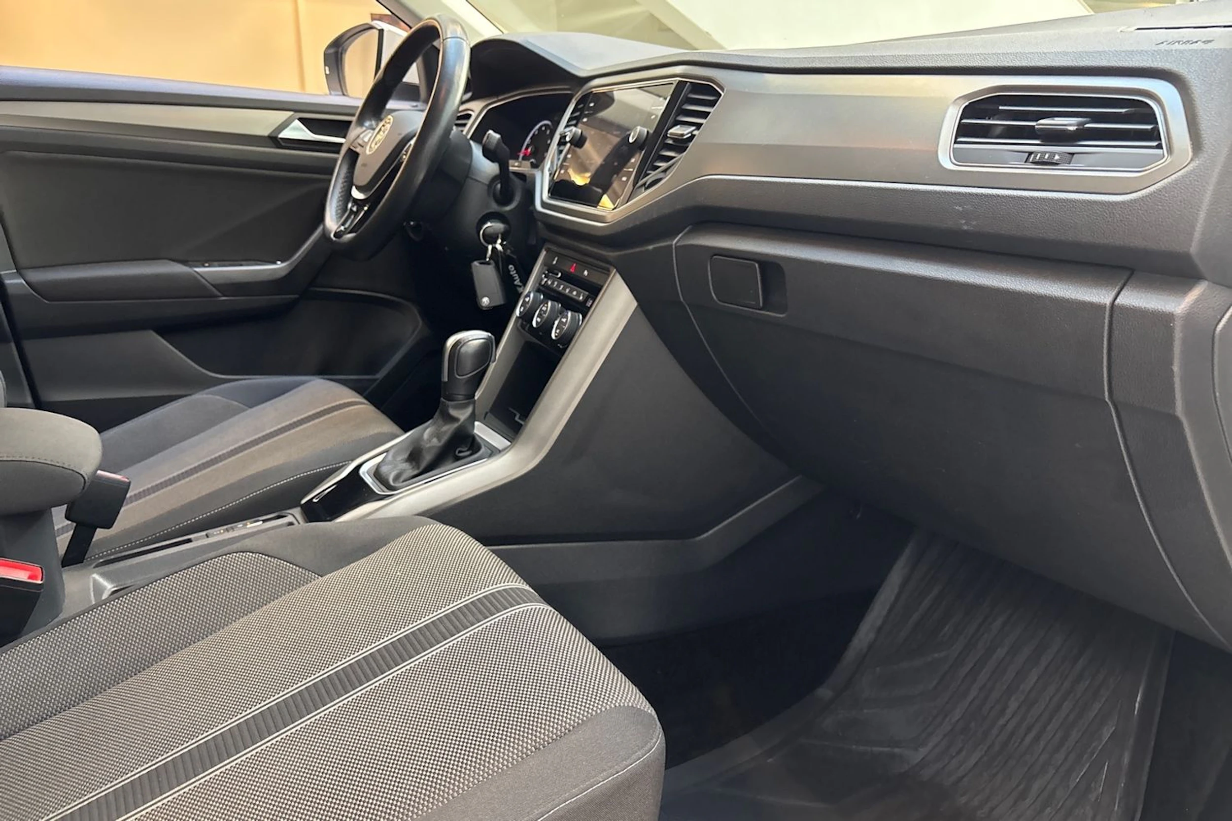 Valkoinen Volkswagen T-Roc 2022 kuva 25.
