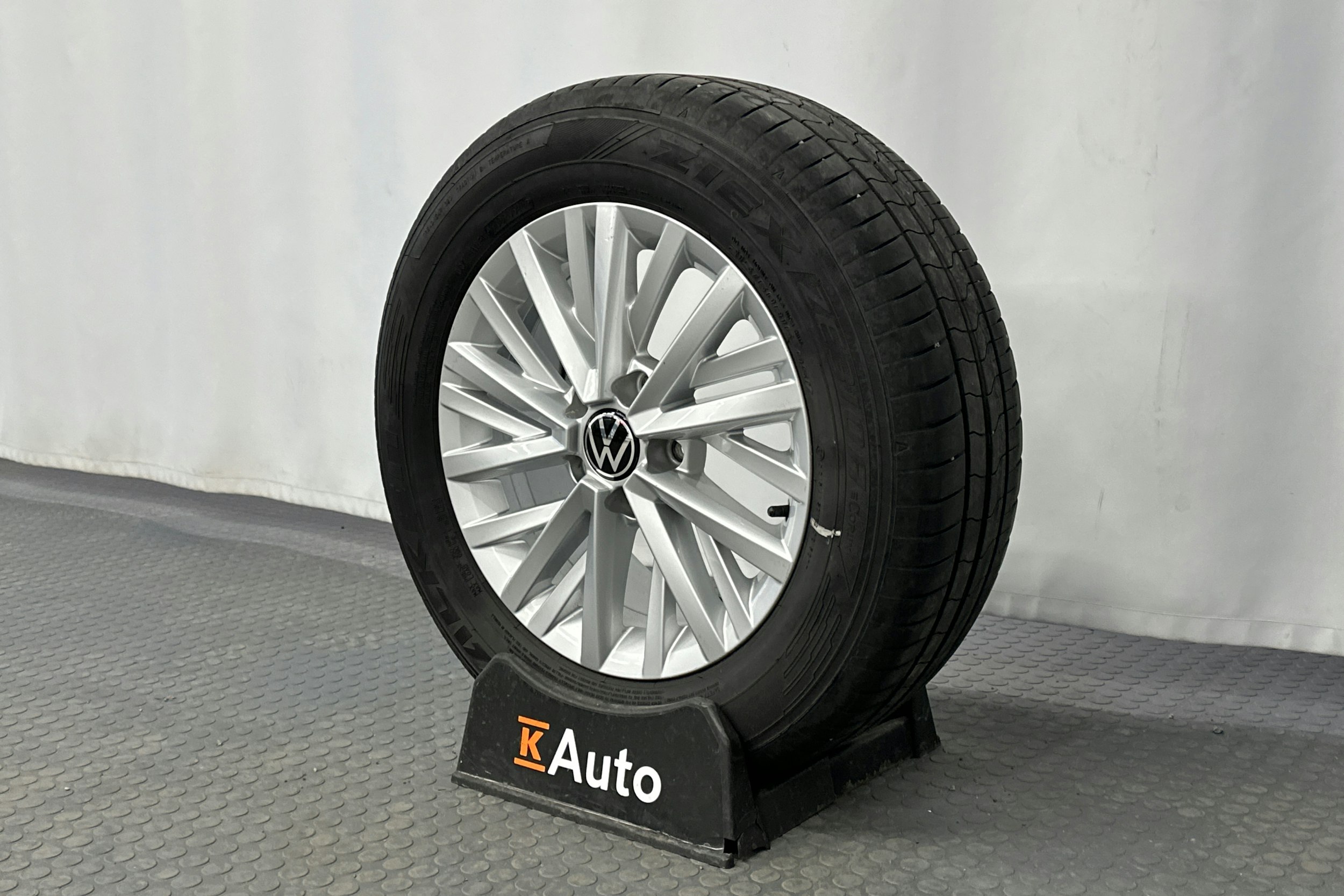 harmaa Volkswagen T-Roc 2023 kuva 13.