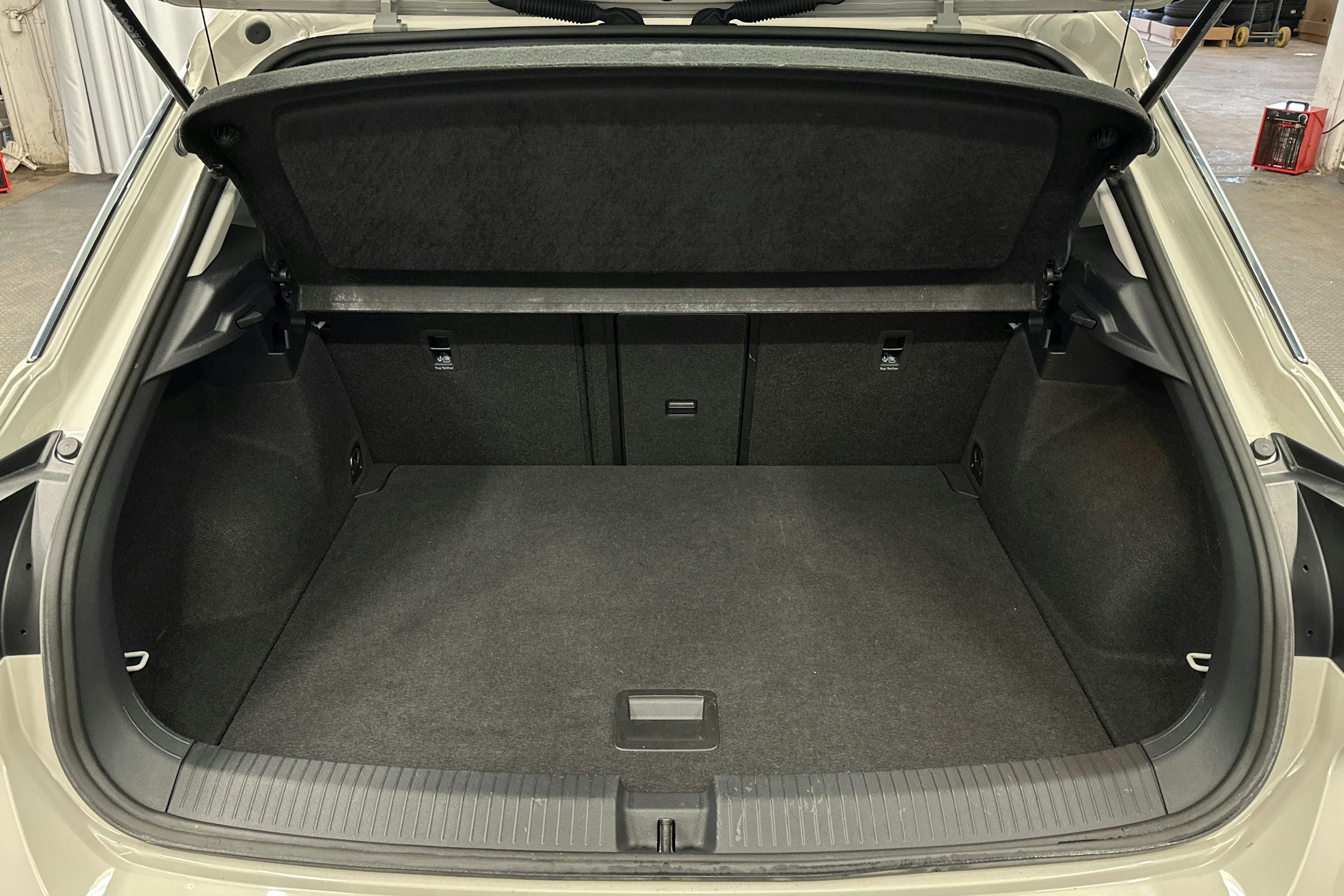 harmaa Volkswagen T-Roc 2023 kuva 14.