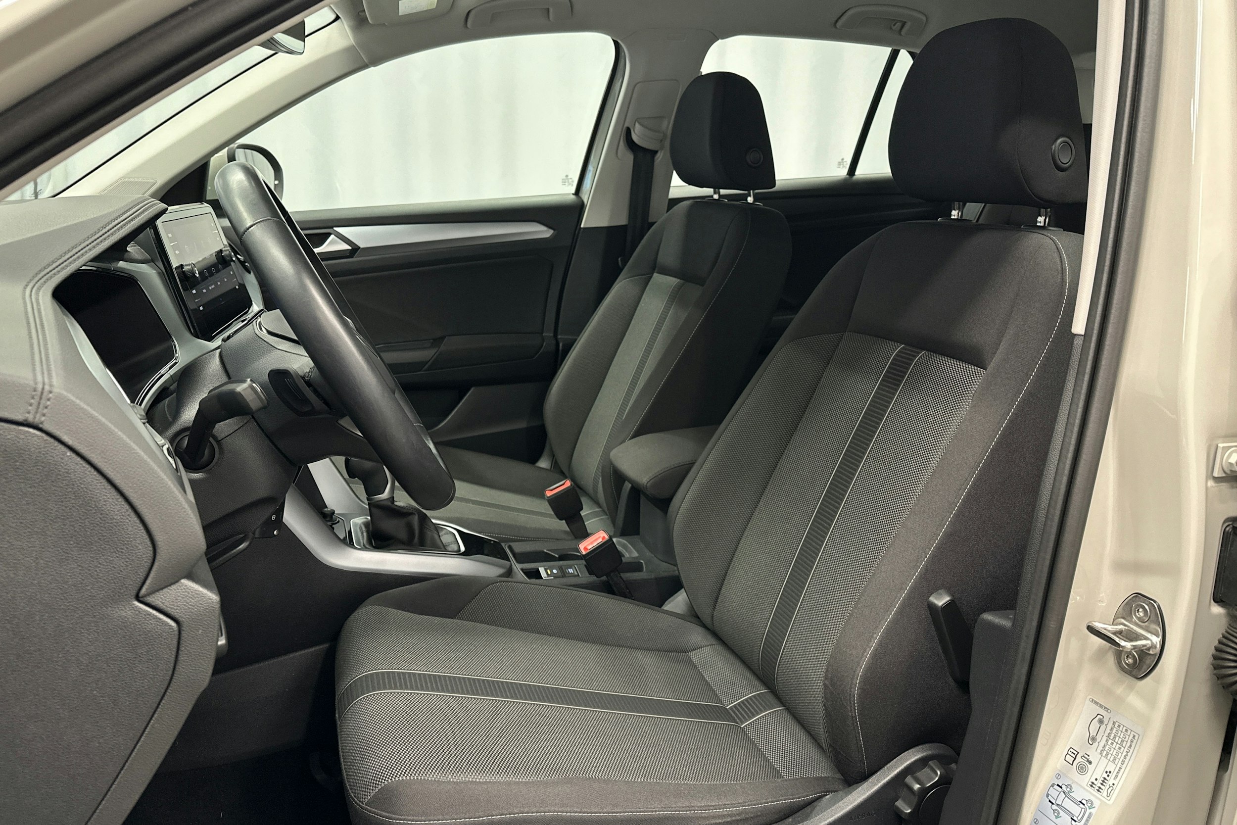 harmaa Volkswagen T-Roc 2023 kuva 15.