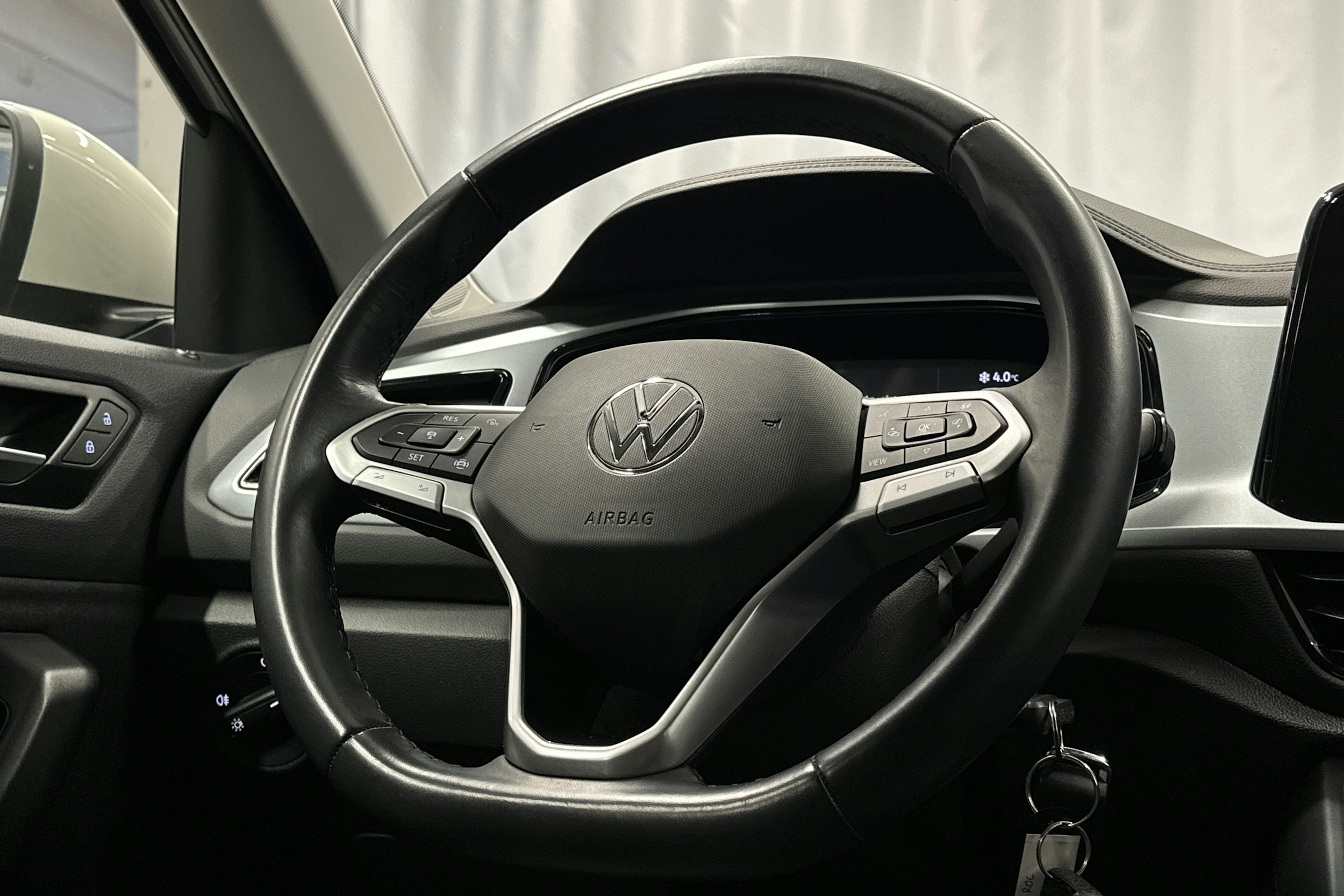 harmaa Volkswagen T-Roc 2023 kuva 16.