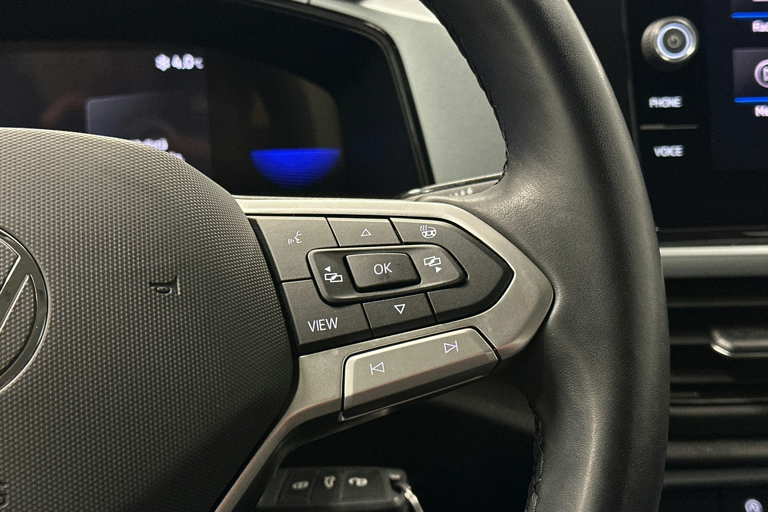 harmaa Volkswagen T-Roc 2023 kuva 18.