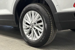 valkoinen Volkswagen T-Roc 2023 kuva 13.