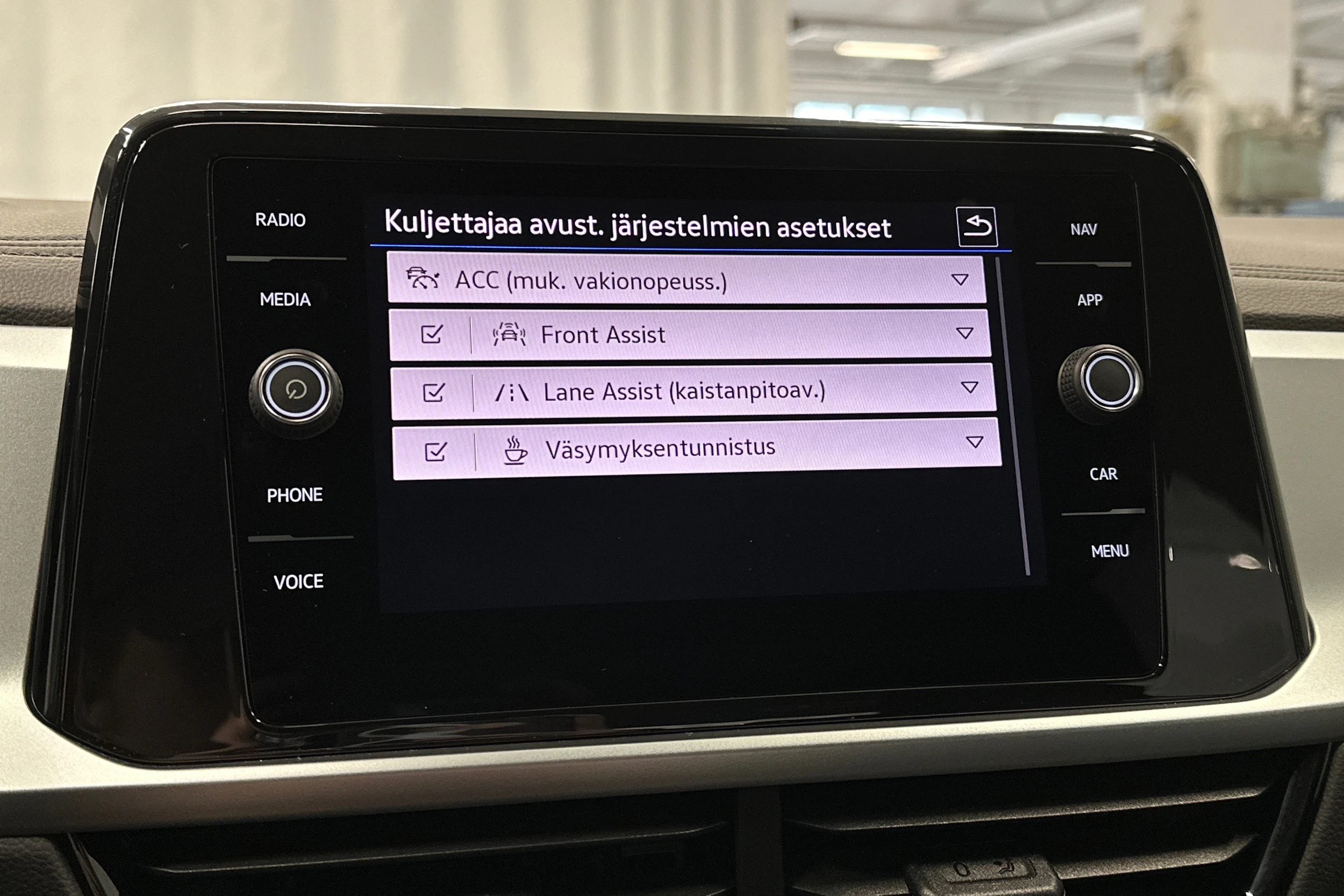 valkoinen Volkswagen T-Roc 2023 kuva 21.