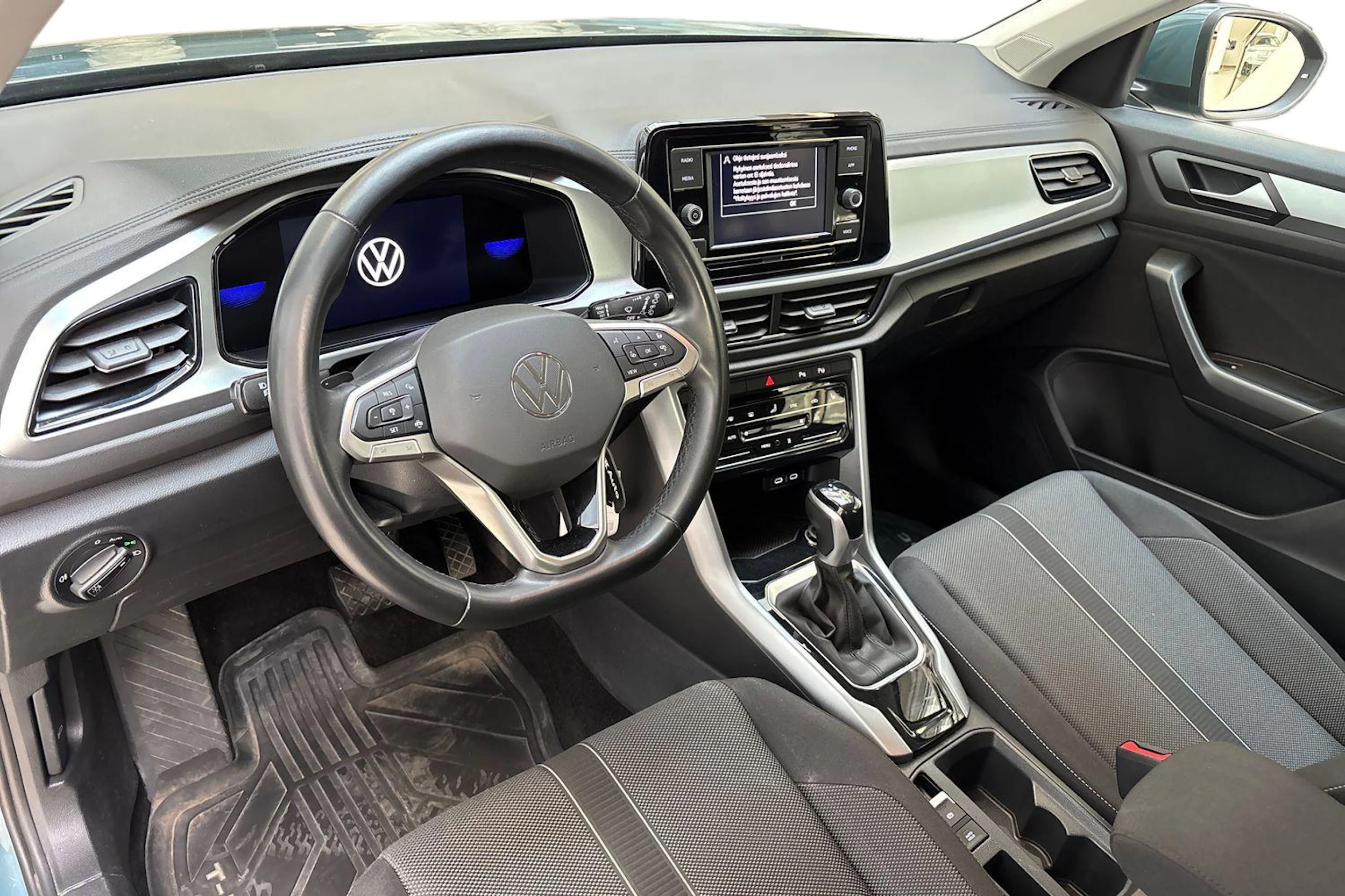 sininen Volkswagen T-Roc 2023 kuva 8.