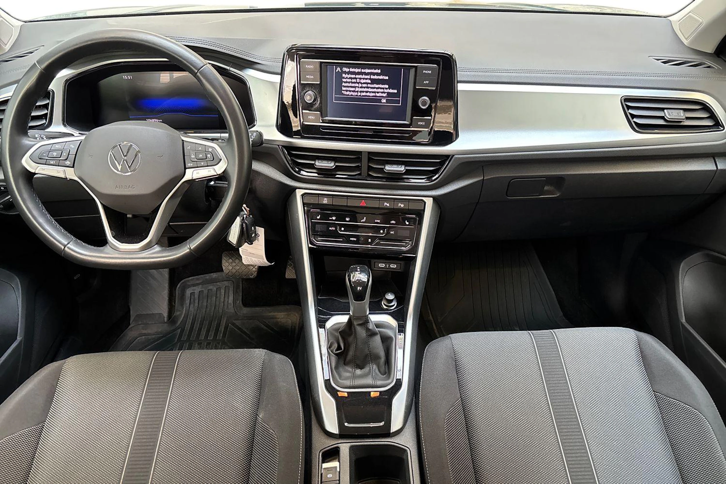 sininen Volkswagen T-Roc 2023 kuva 9.