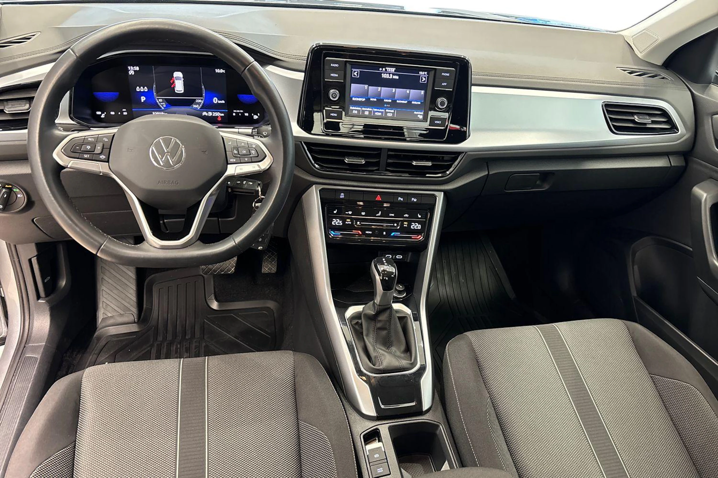 Harmaa Volkswagen T-Roc 2023 kuva 9.