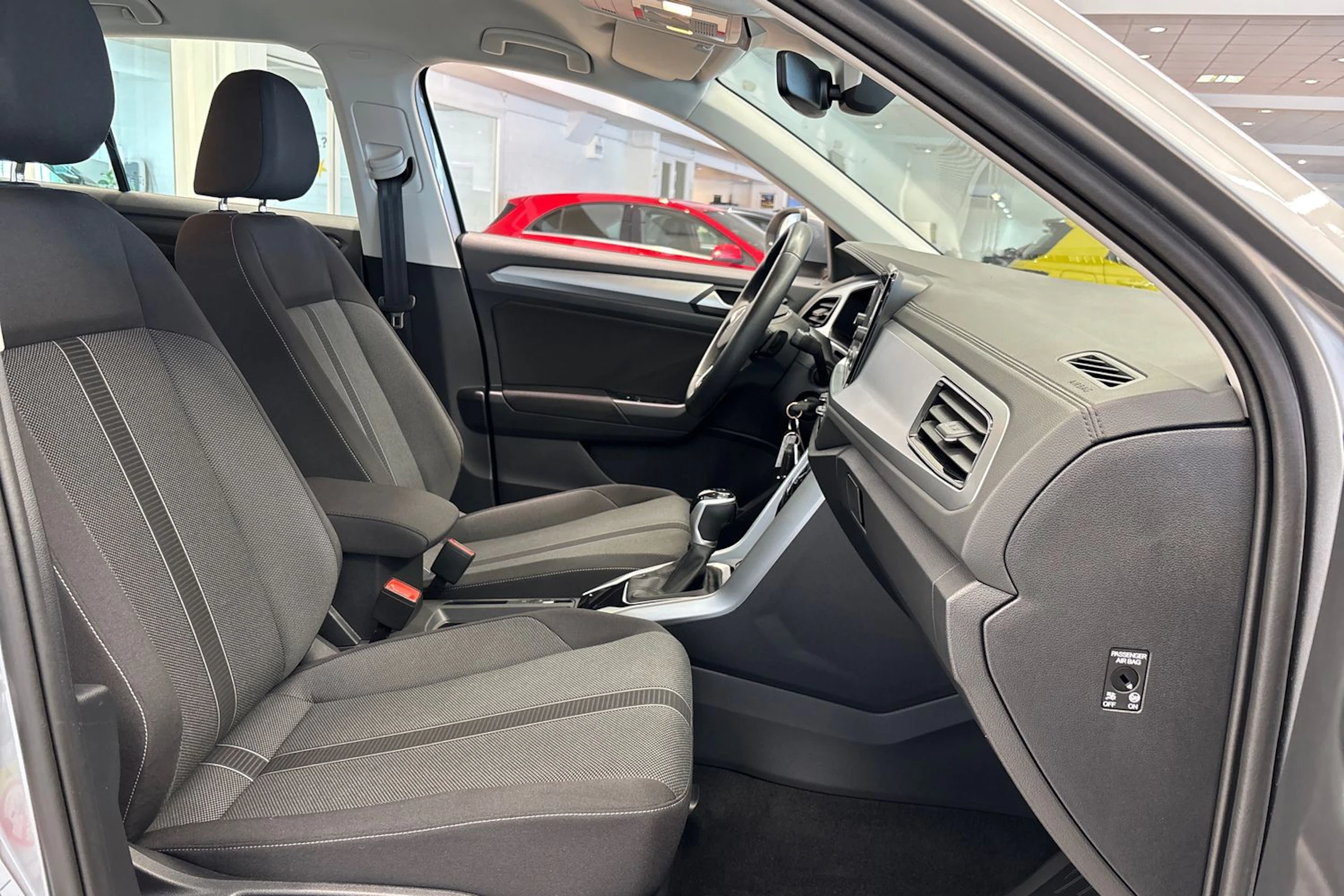 Harmaa Volkswagen T-Roc 2023 kuva 13.