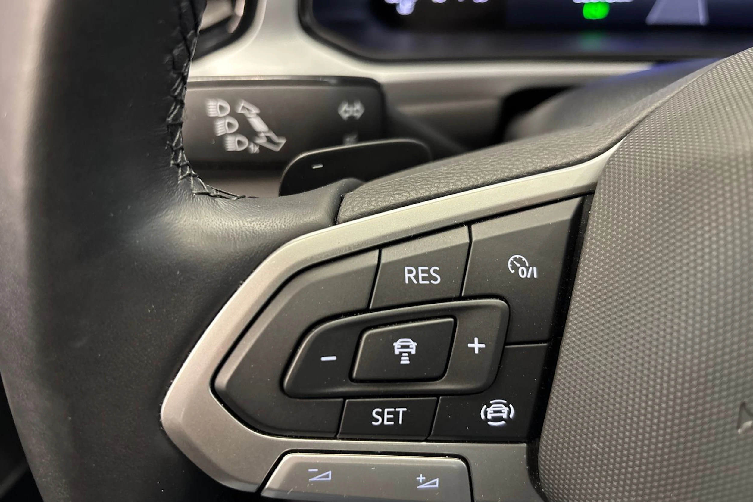 Harmaa Volkswagen T-Roc 2023 kuva 18.