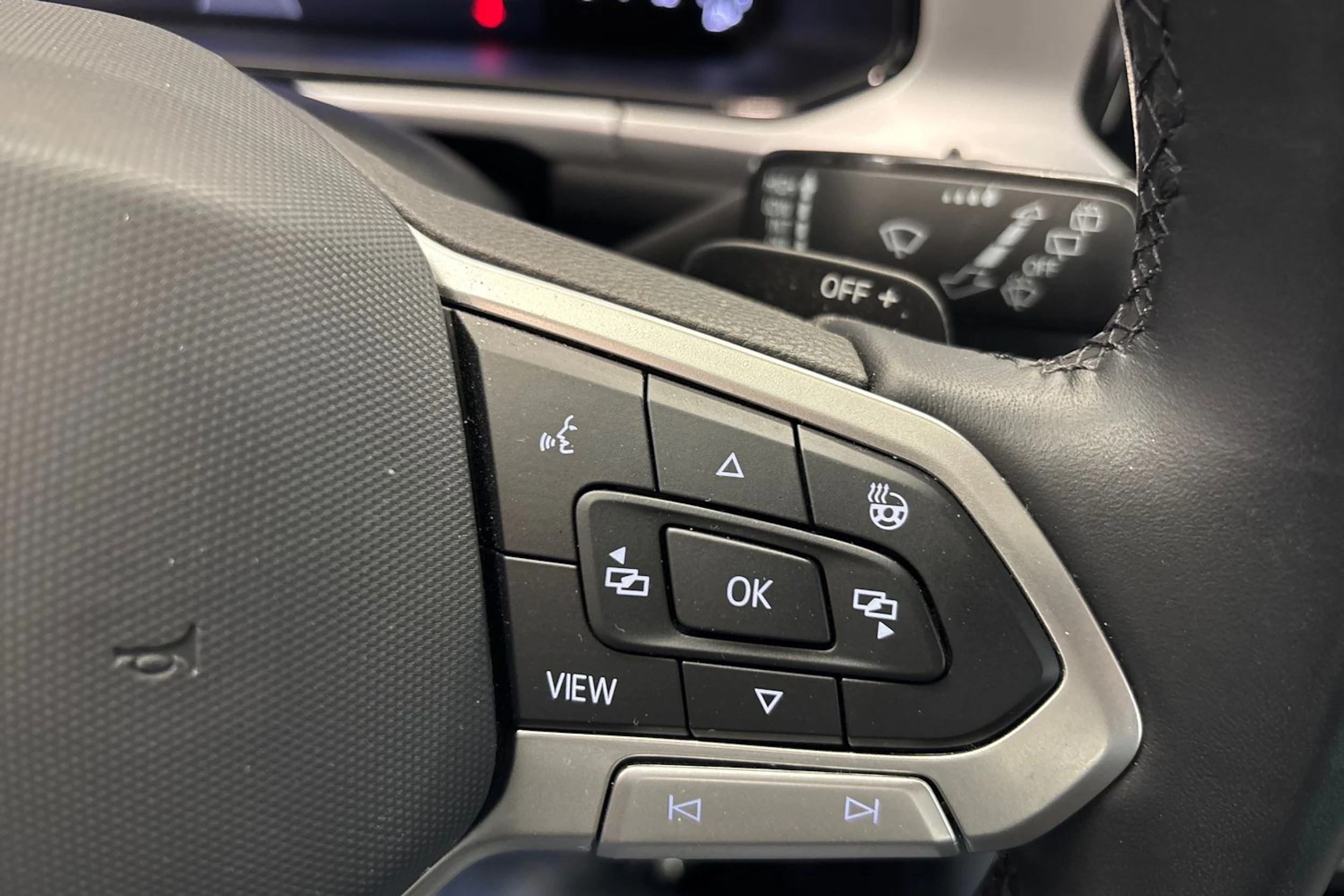 Harmaa Volkswagen T-Roc 2023 kuva 19.