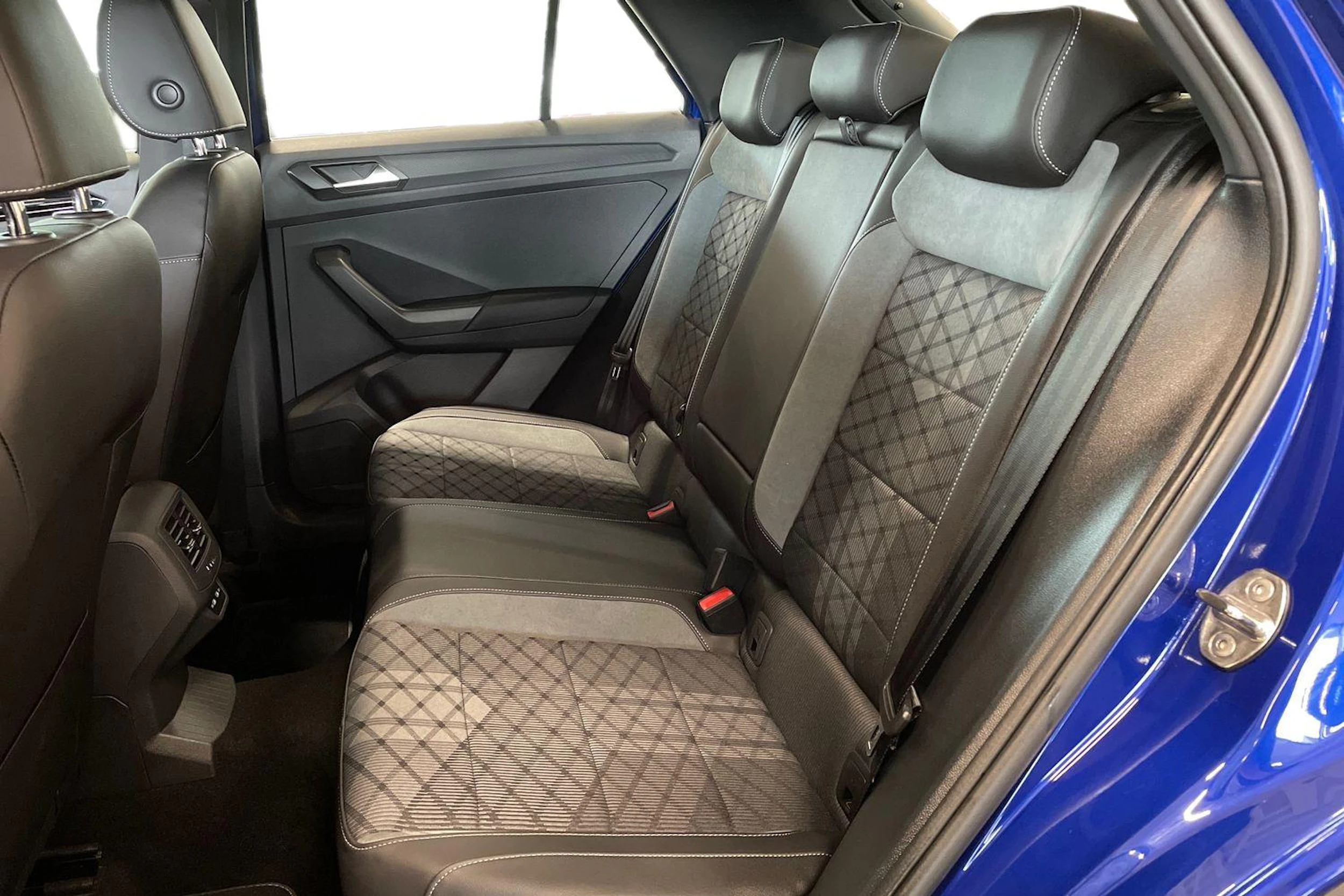 sininen Volkswagen T-Roc 2023 kuva 8.