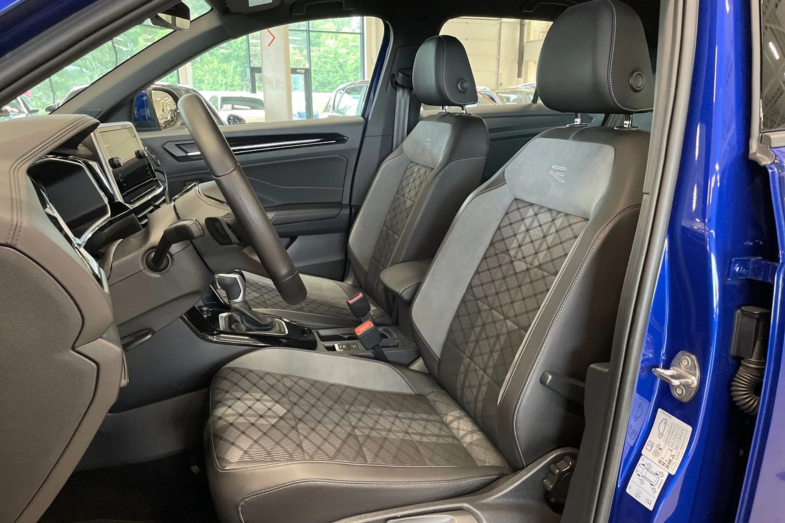 sininen Volkswagen T-Roc 2023 kuva 11.