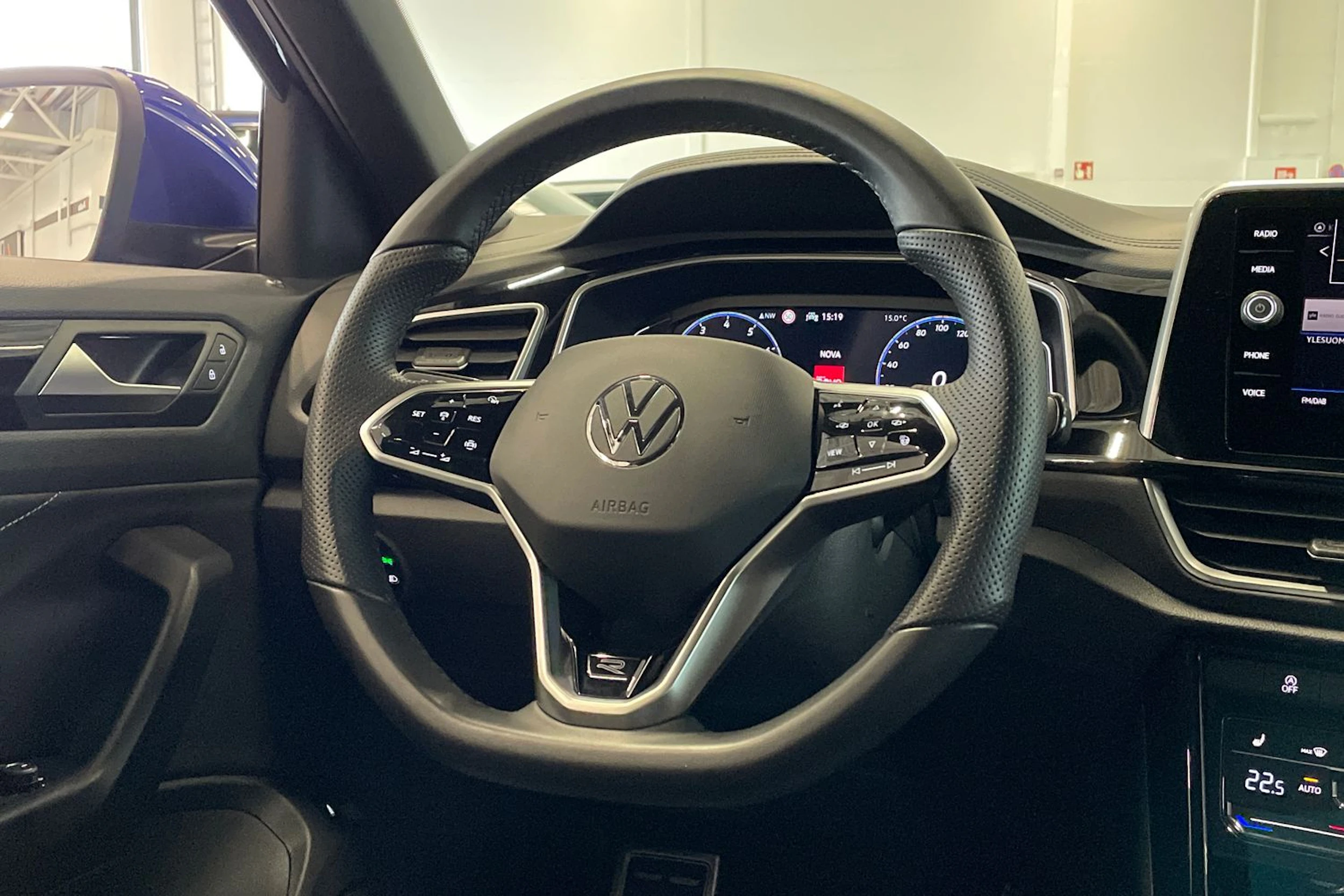 sininen Volkswagen T-Roc 2023 kuva 12.