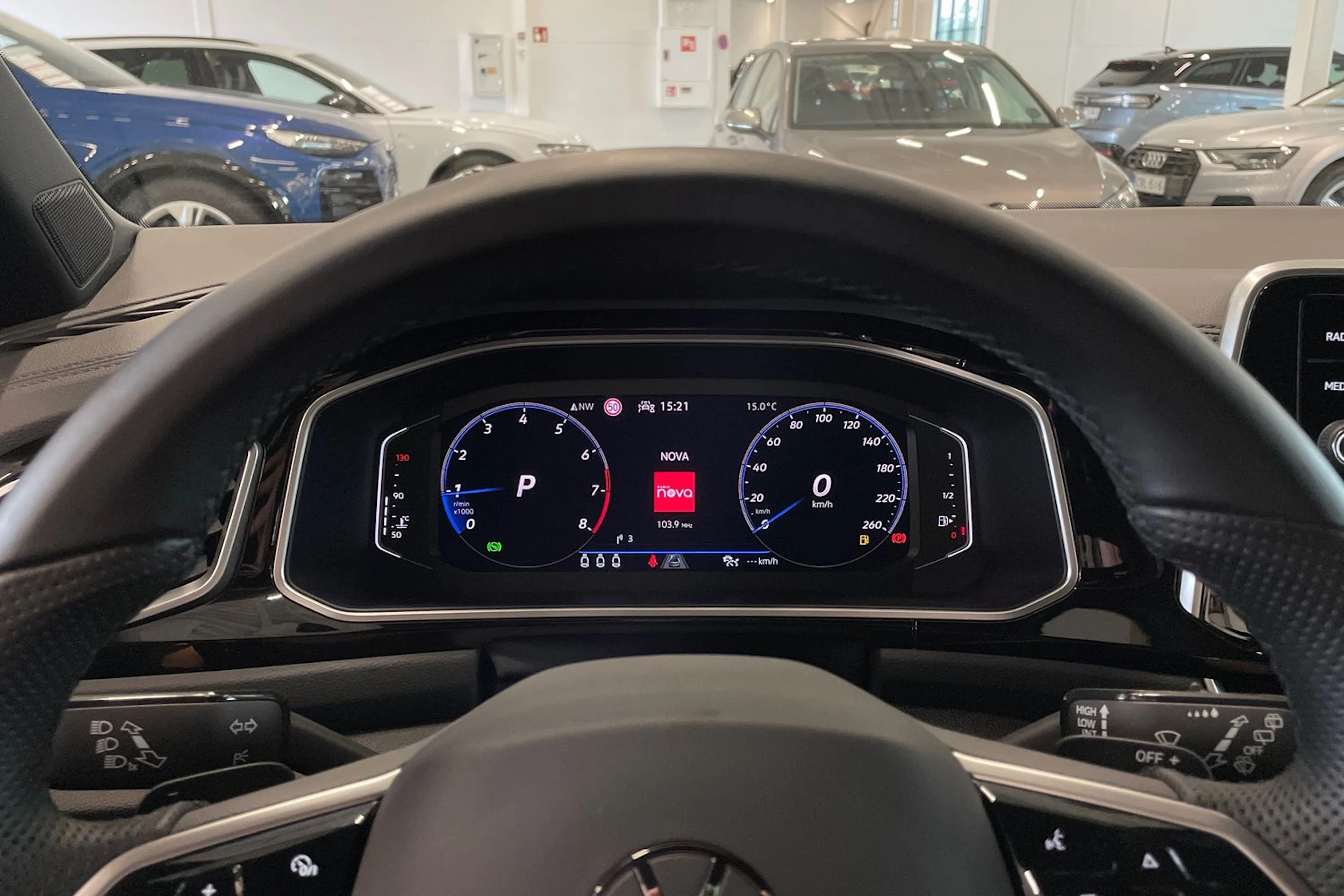 sininen Volkswagen T-Roc 2023 kuva 13.
