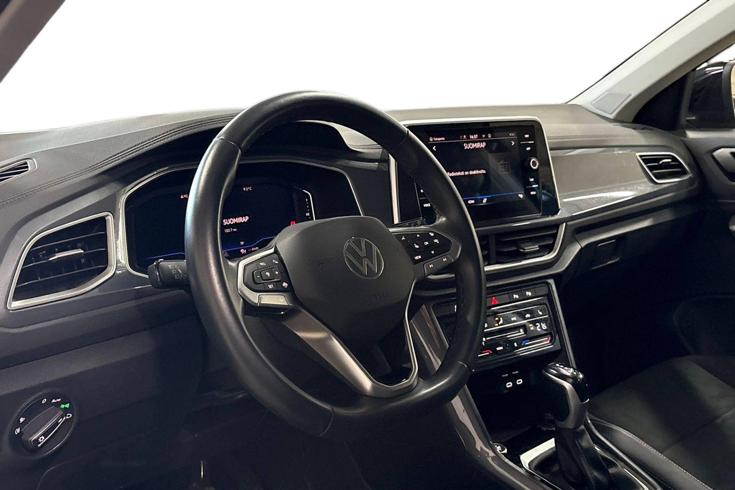 Musta Volkswagen T-Roc 2023 kuva 3.